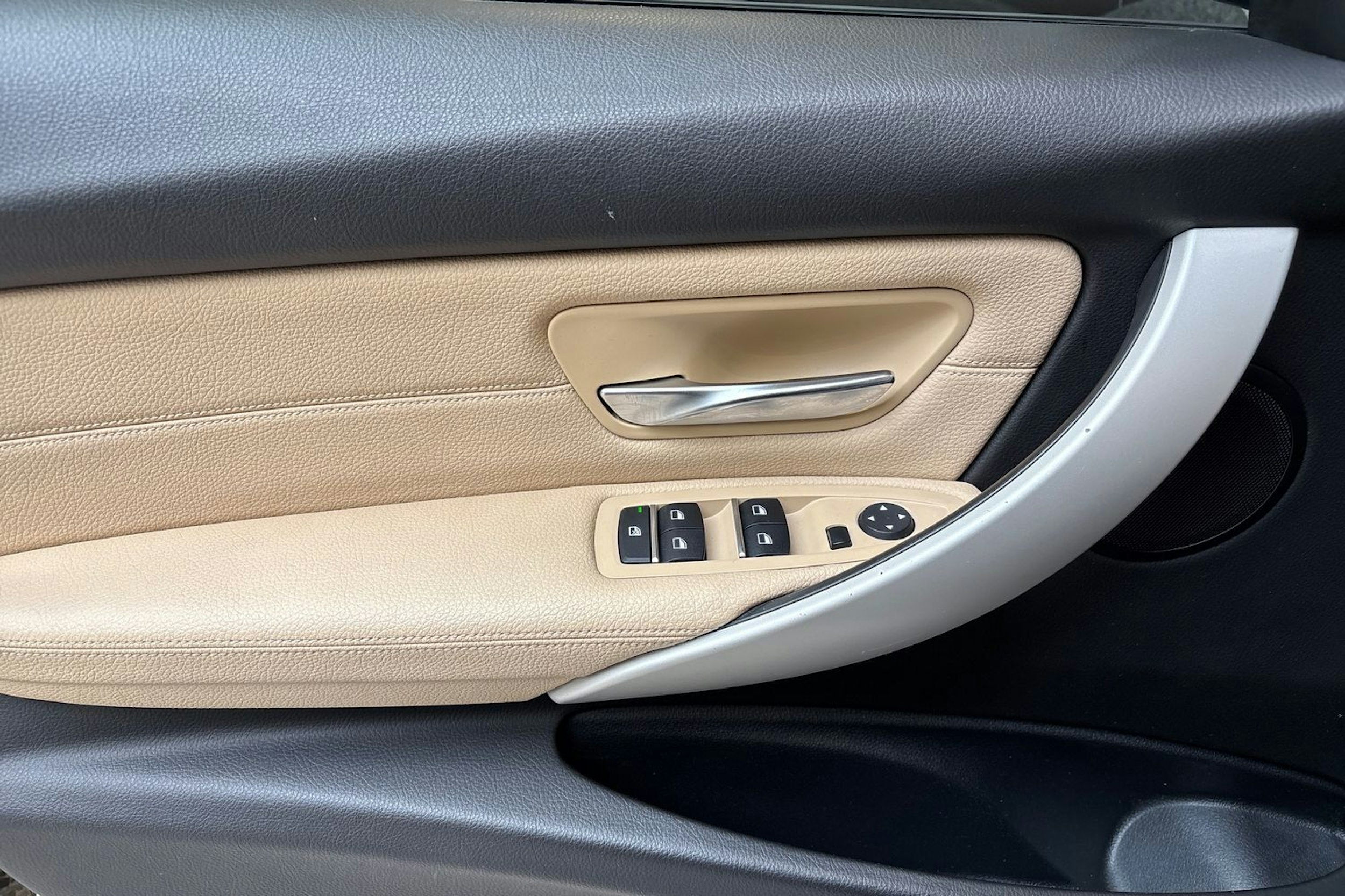 valkoinen BMW 320 2018 kuva 13.