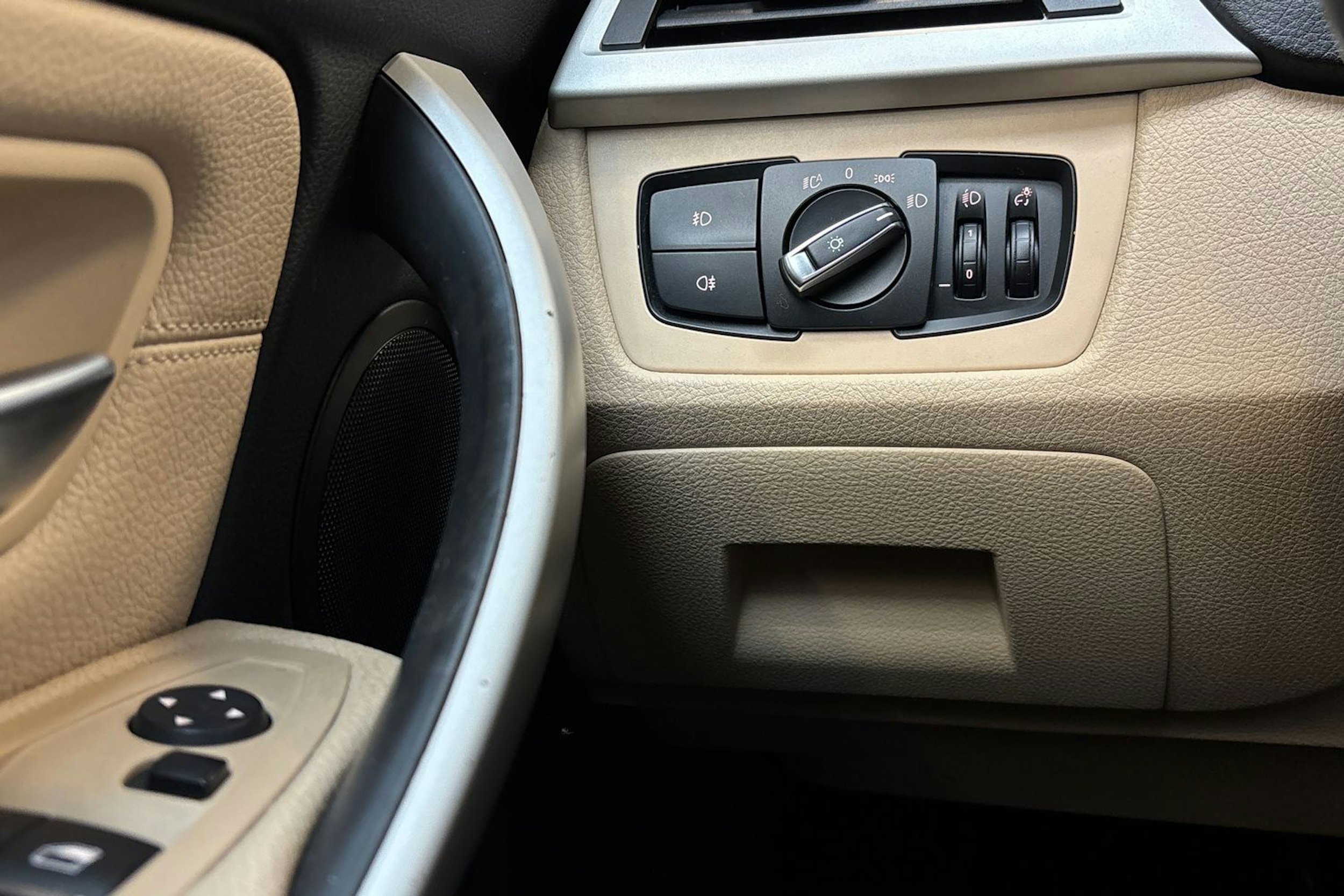 valkoinen BMW 320 2018 kuva 14.