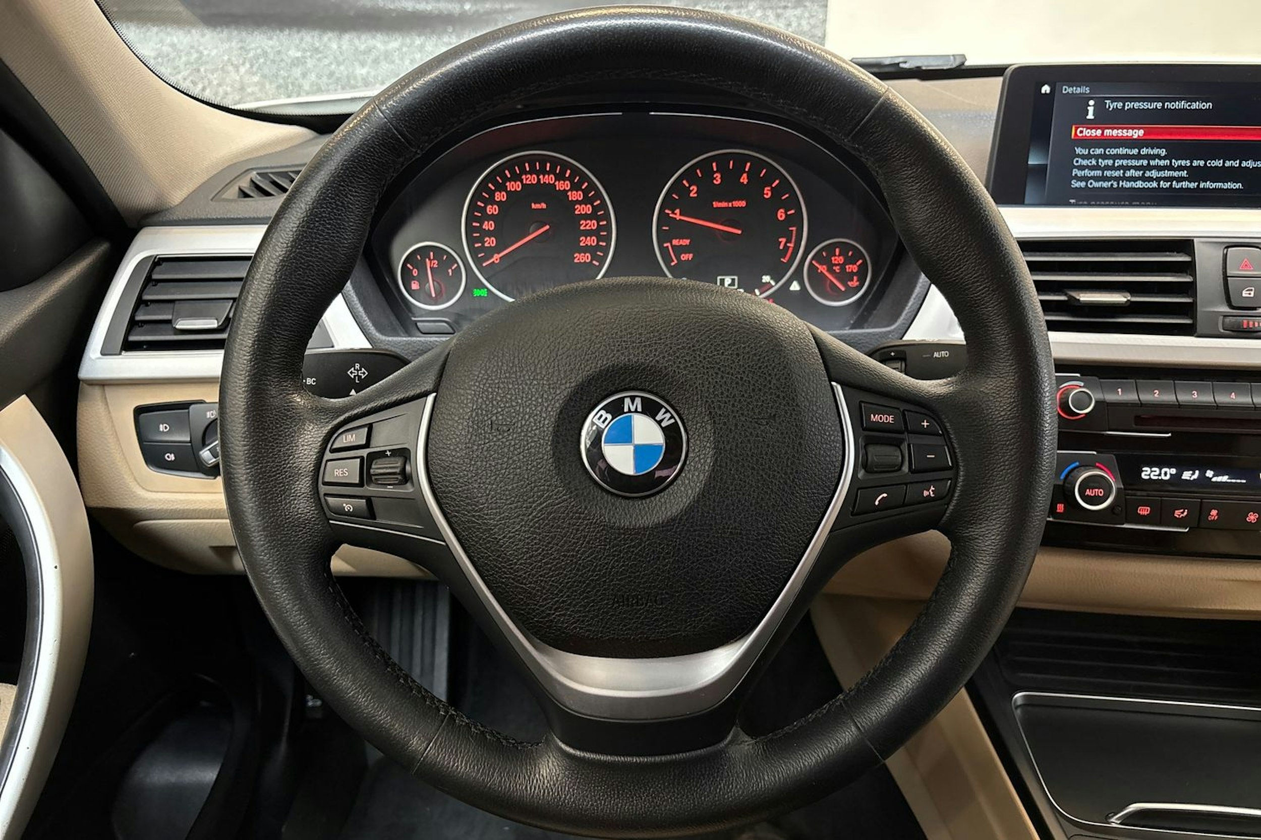 valkoinen BMW 320 2018 kuva 15.