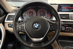 valkoinen BMW 320 2018 kuva 15.