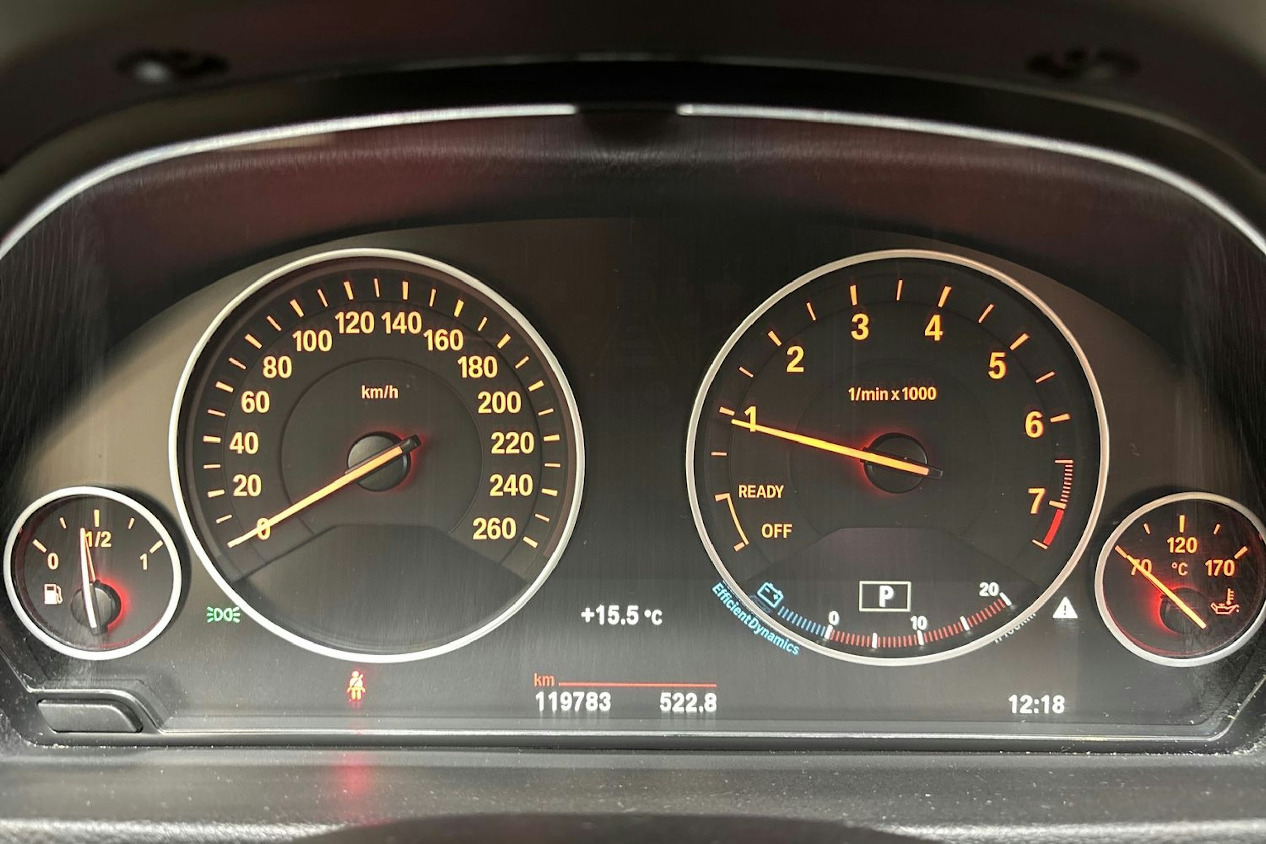 valkoinen BMW 320 2018 kuva 16.