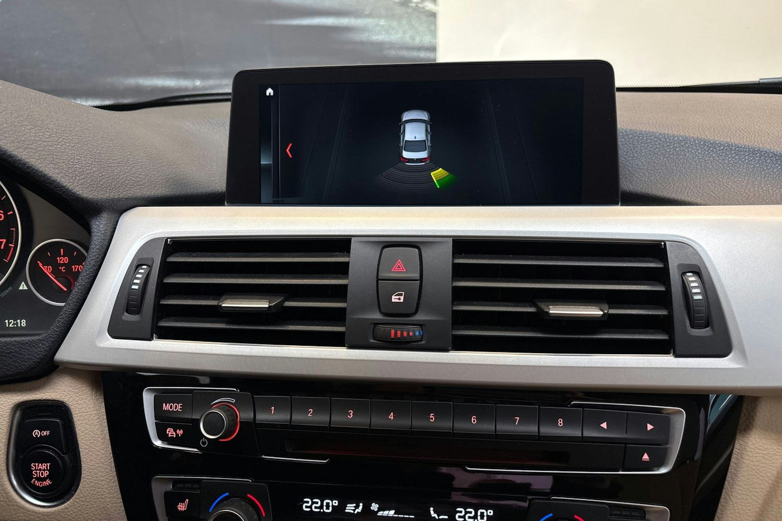 valkoinen BMW 320 2018 kuva 17.