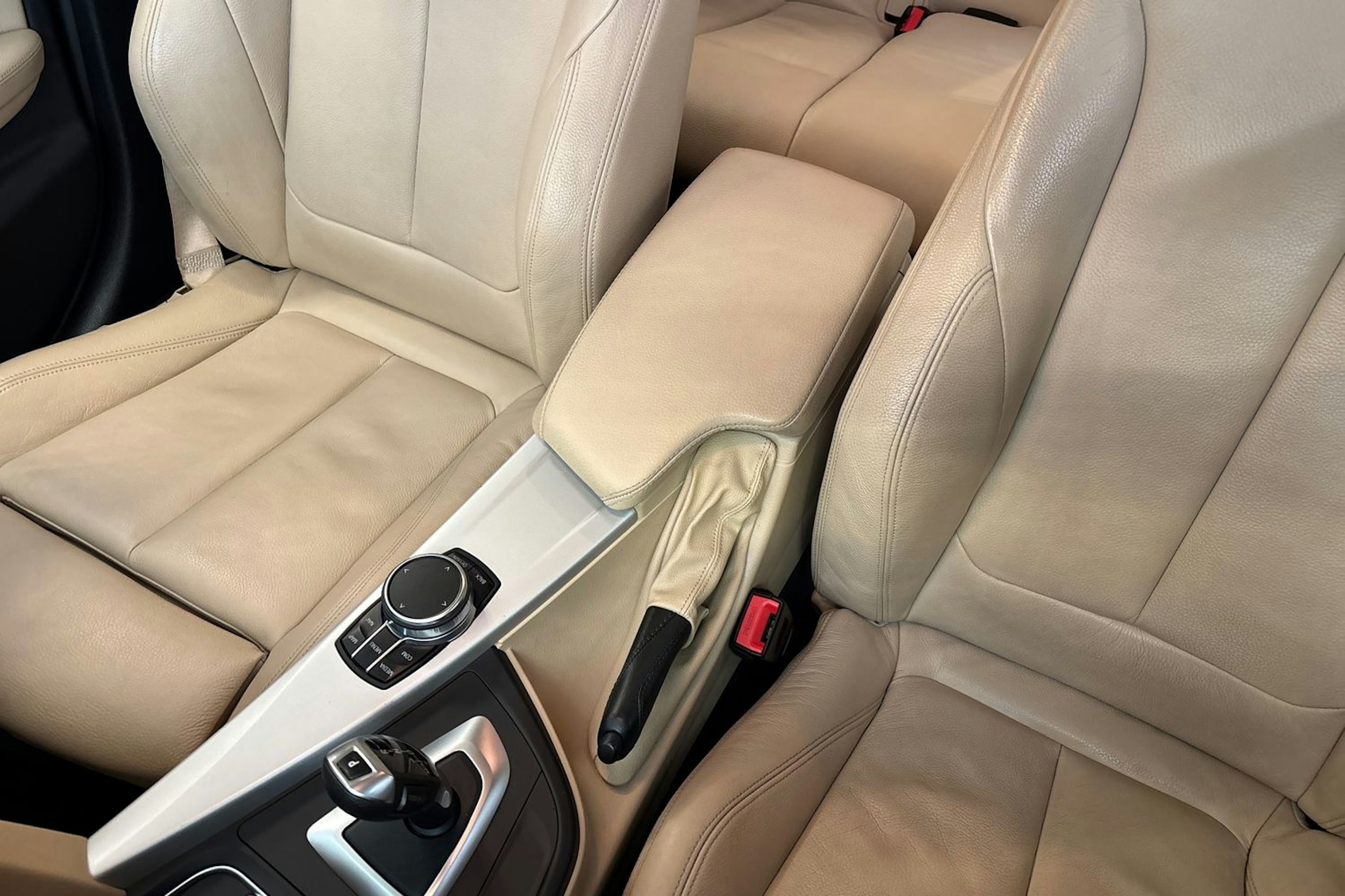 valkoinen BMW 320 2018 kuva 21.