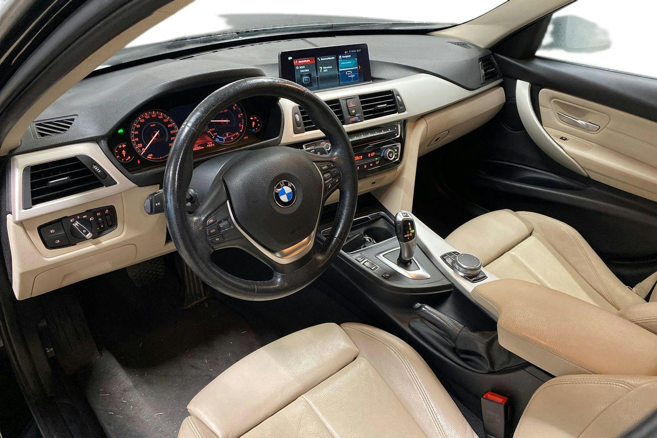 musta BMW 320 2018 kuva 3.