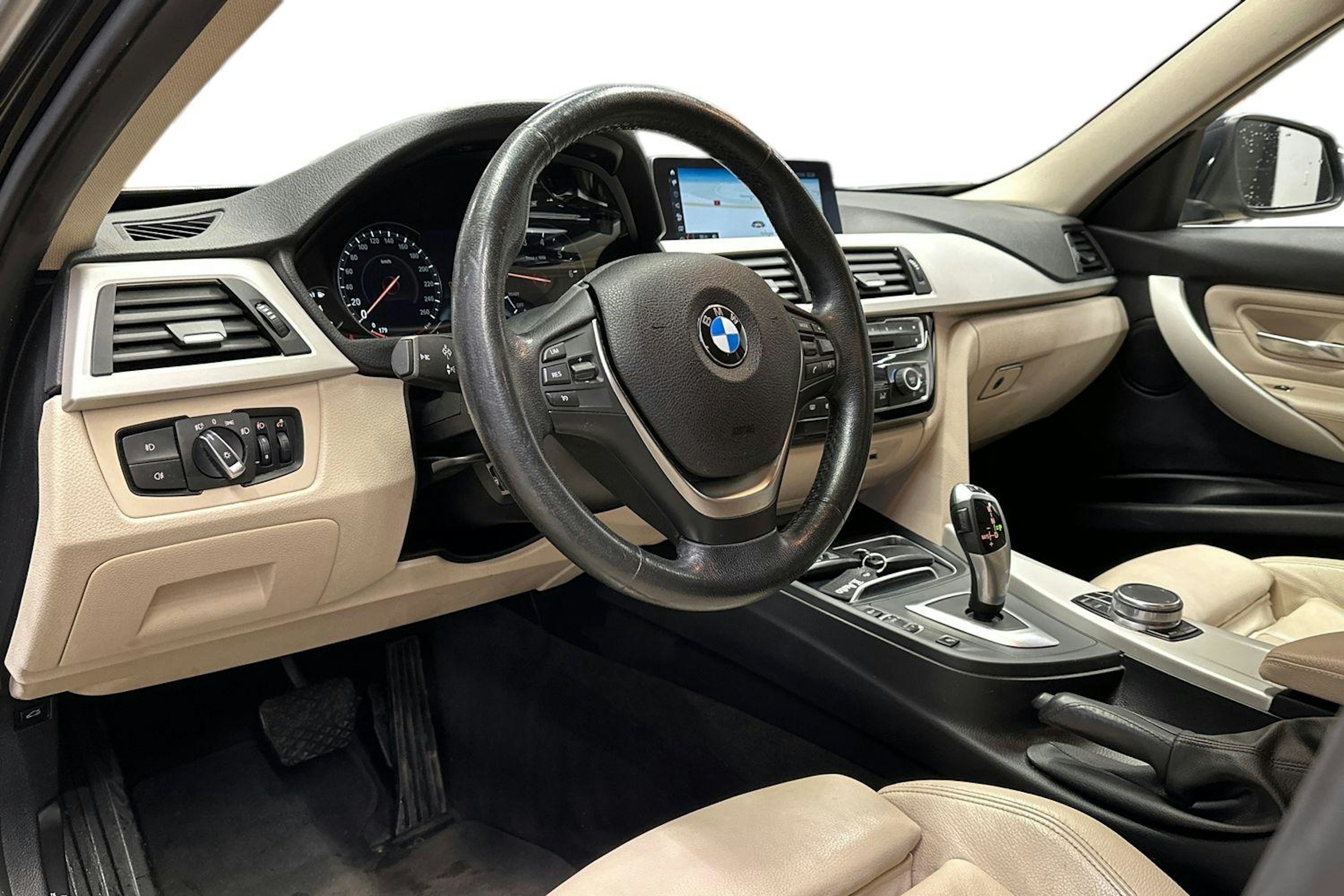 musta BMW 320 2018 kuva 6.