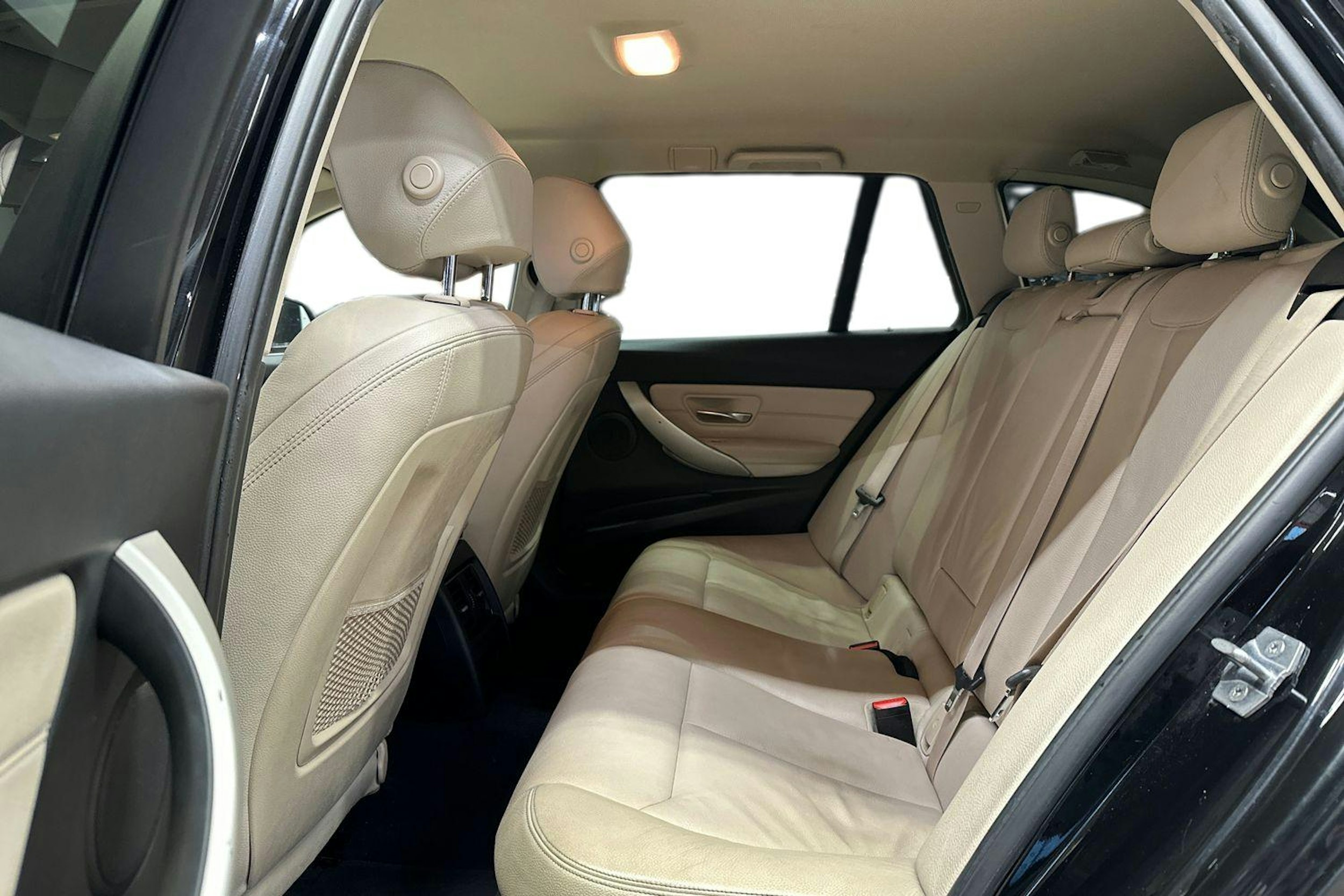 musta BMW 320 2018 kuva 8.