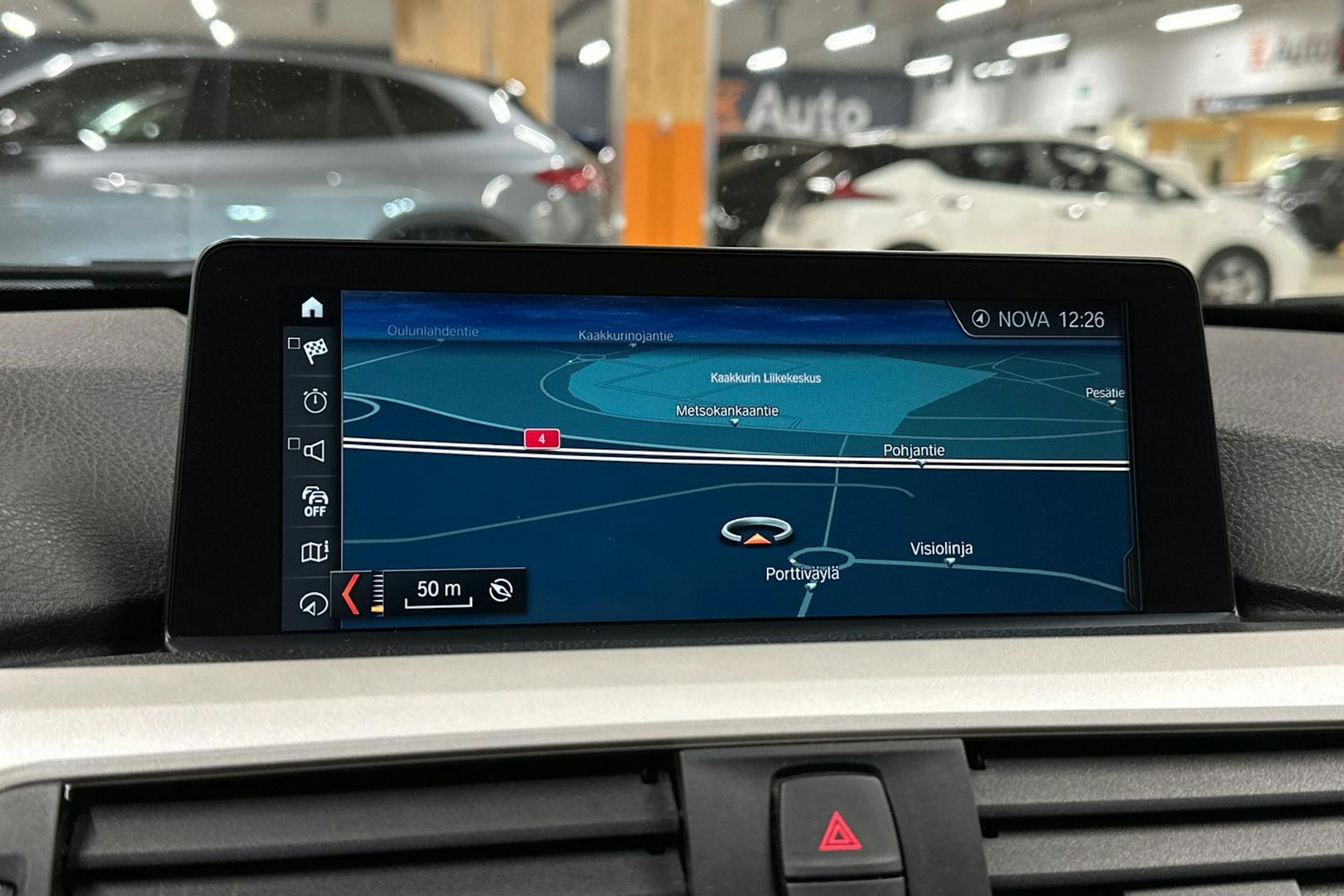 musta BMW 320 2018 kuva 12.