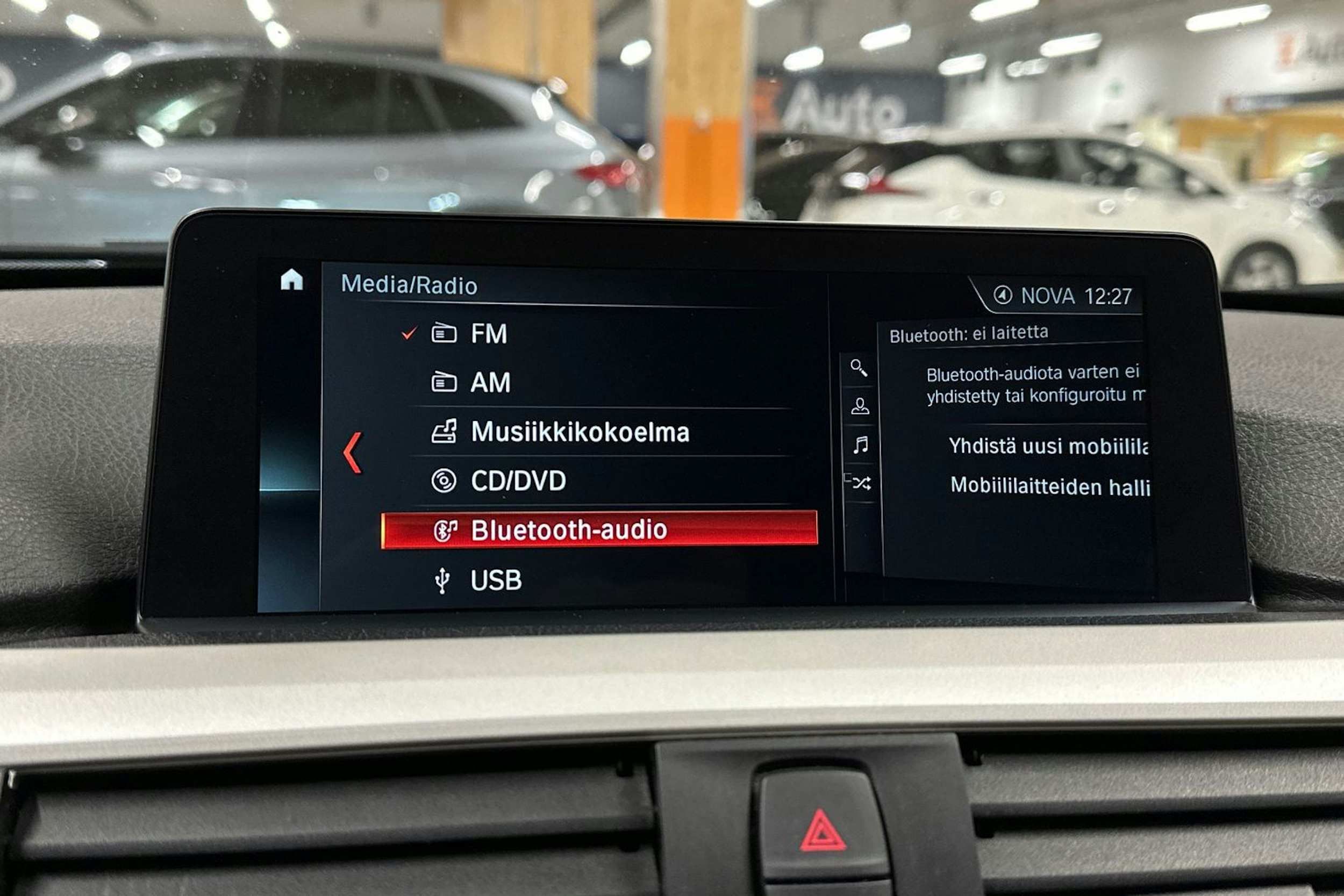 musta BMW 320 2018 kuva 14.