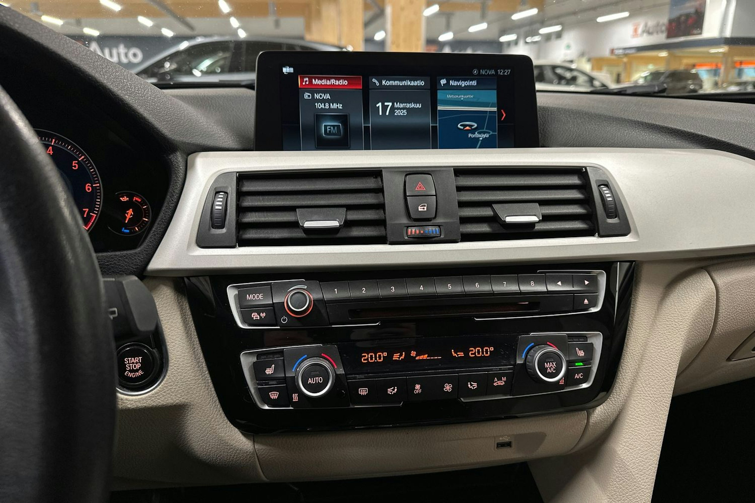 musta BMW 320 2018 kuva 15.