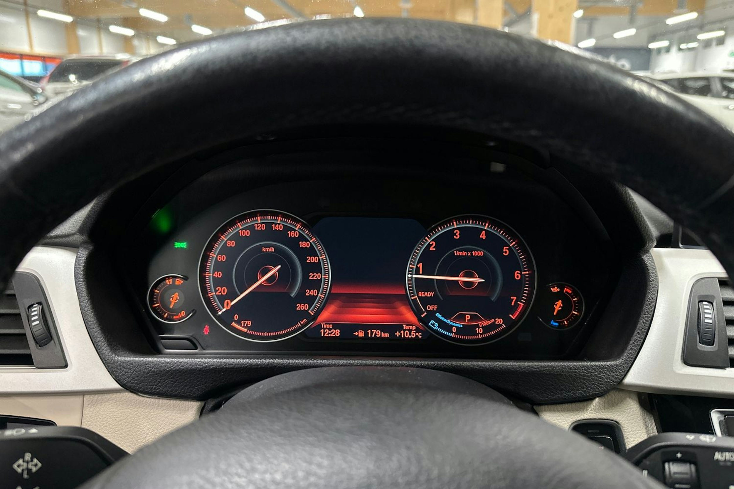 musta BMW 320 2018 kuva 17.