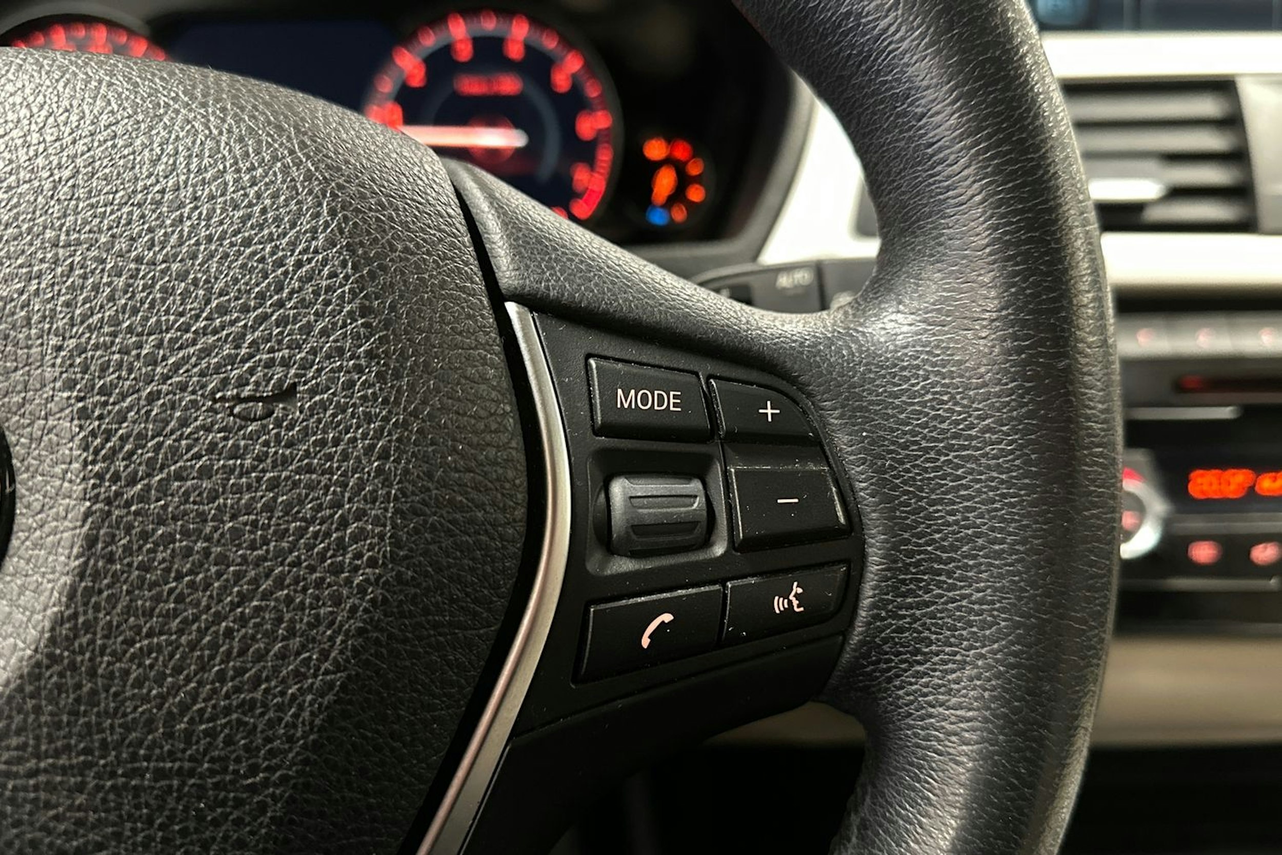 musta BMW 320 2018 kuva 19.