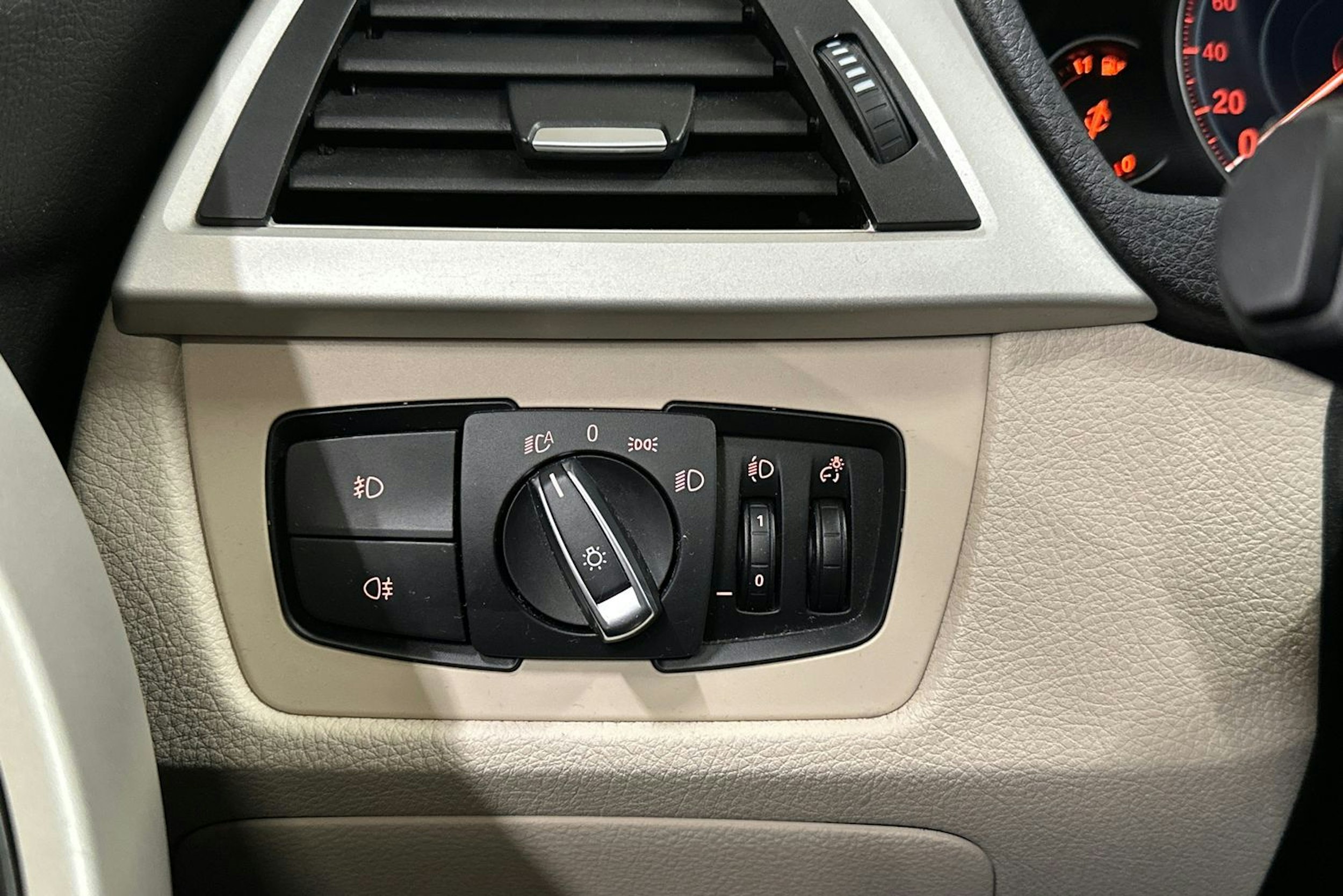 musta BMW 320 2018 kuva 20.