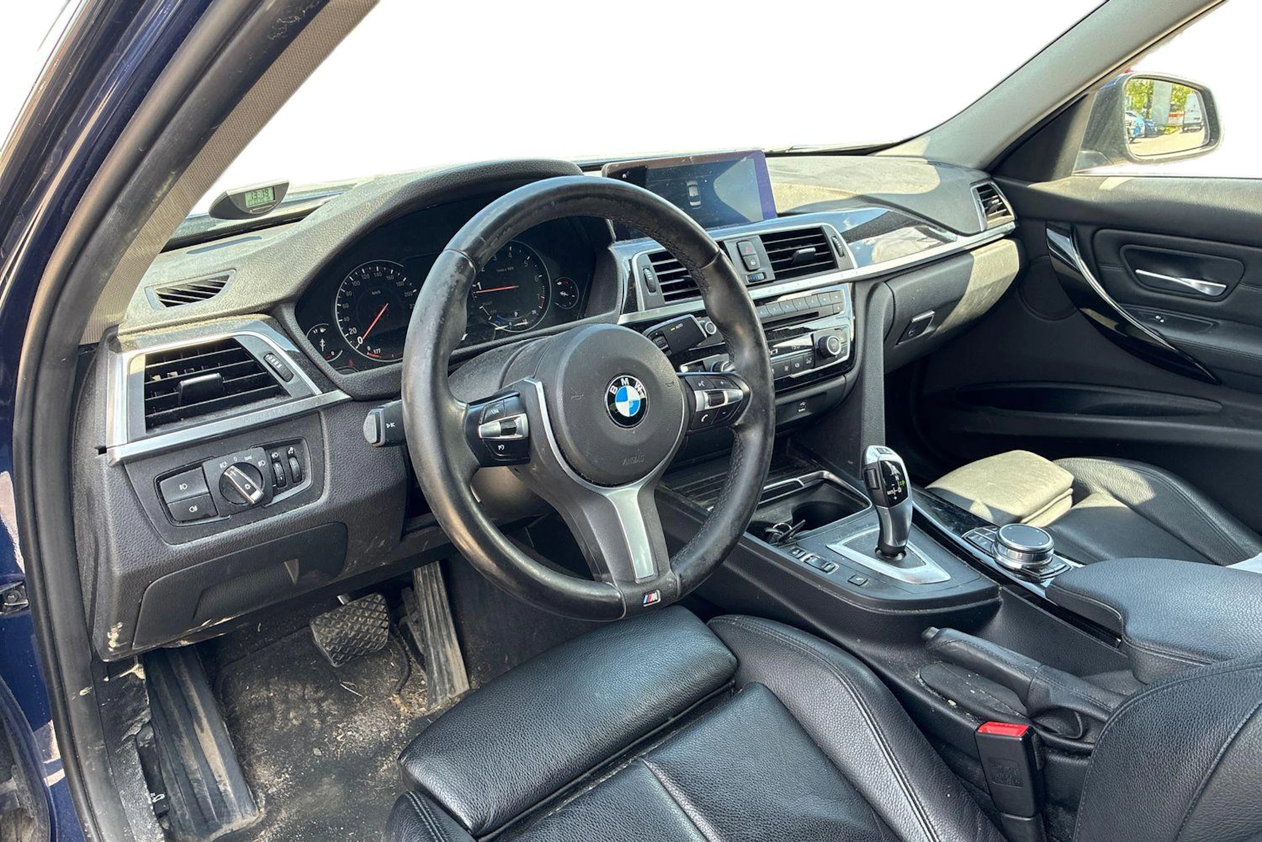 sininen BMW 320 2018 kuva 3.