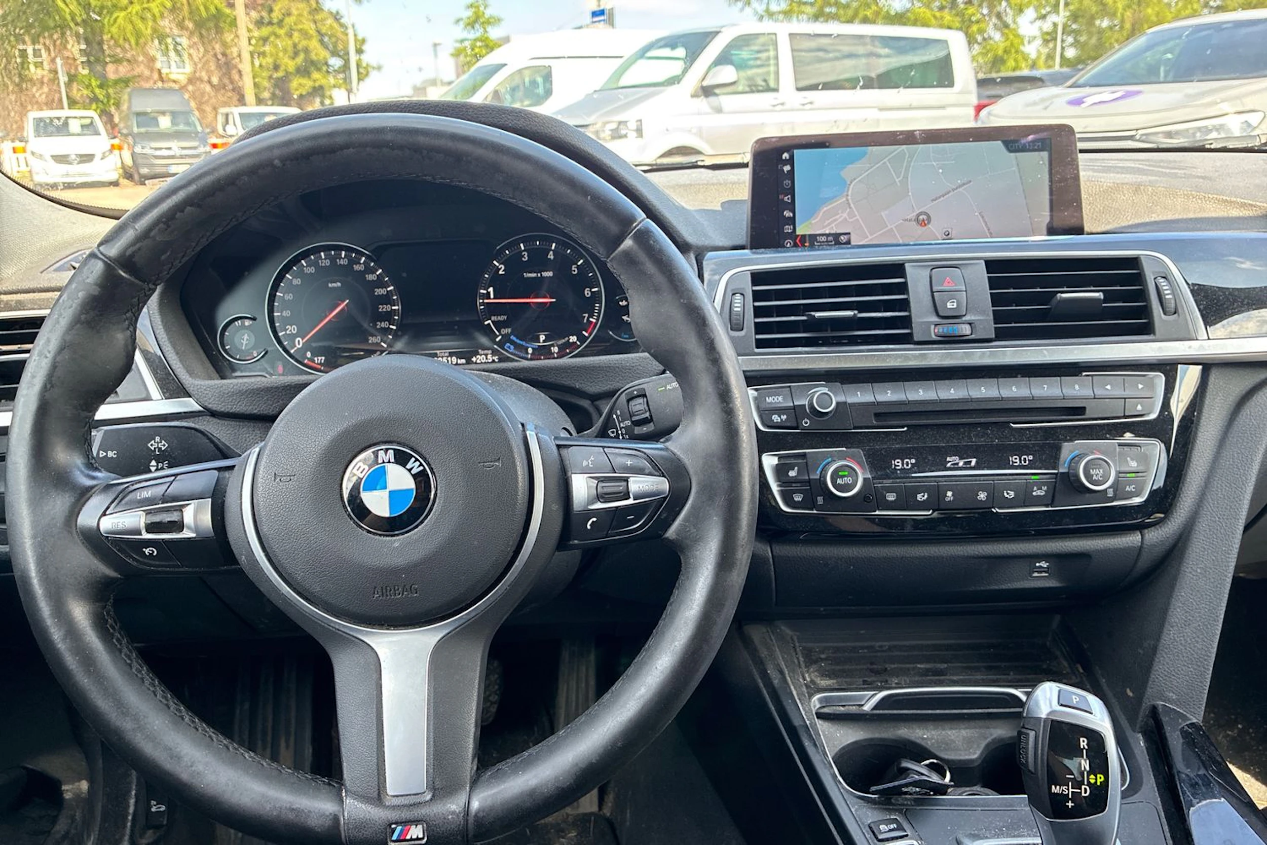 sininen BMW 320 2018 kuva 4.