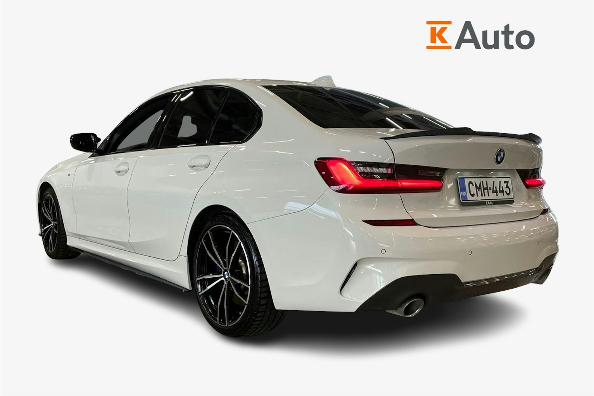 valkoinen BMW 320 2019 kuva 2.