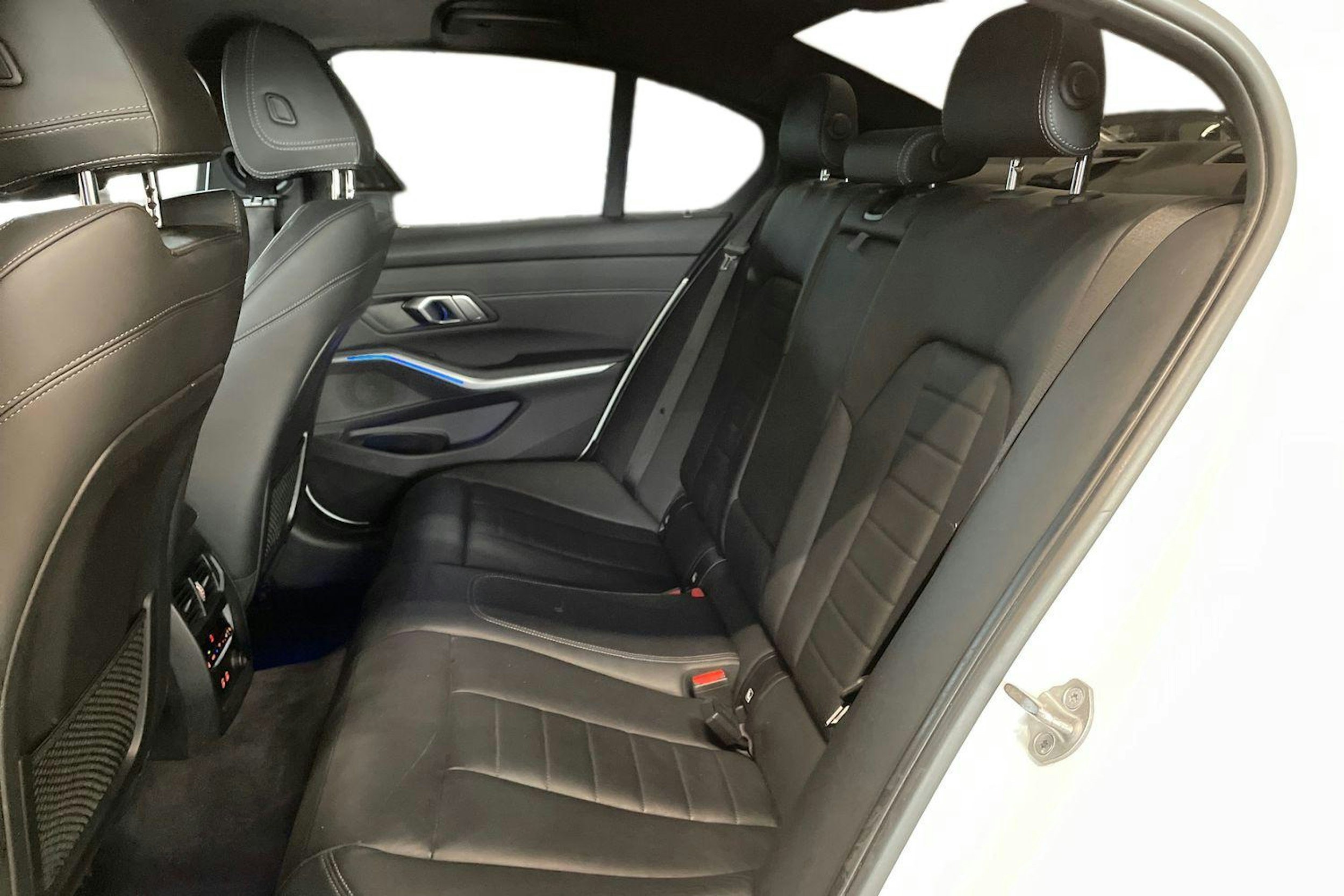 valkoinen BMW 320 2019 kuva 10.