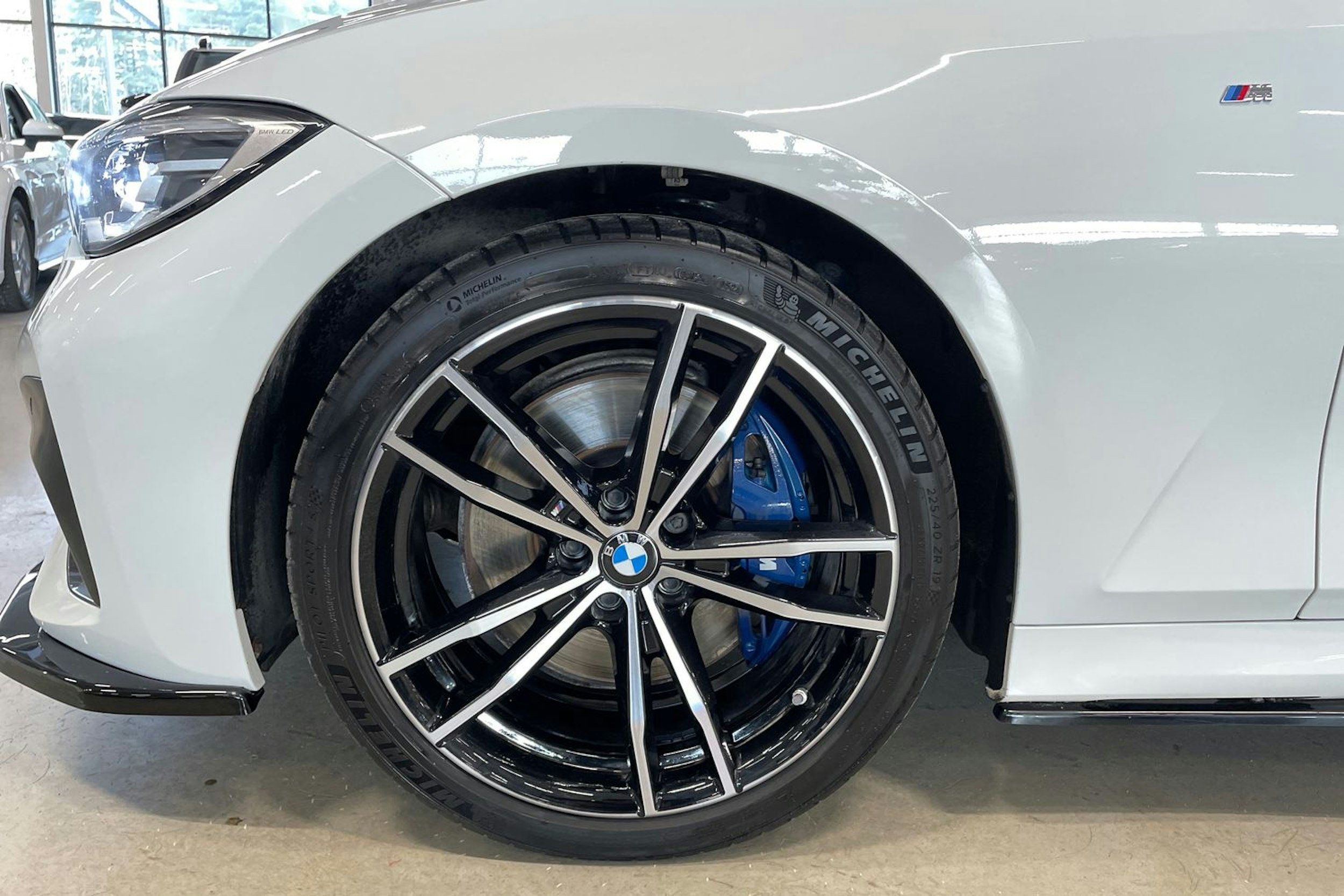 valkoinen BMW 320 2019 kuva 11.