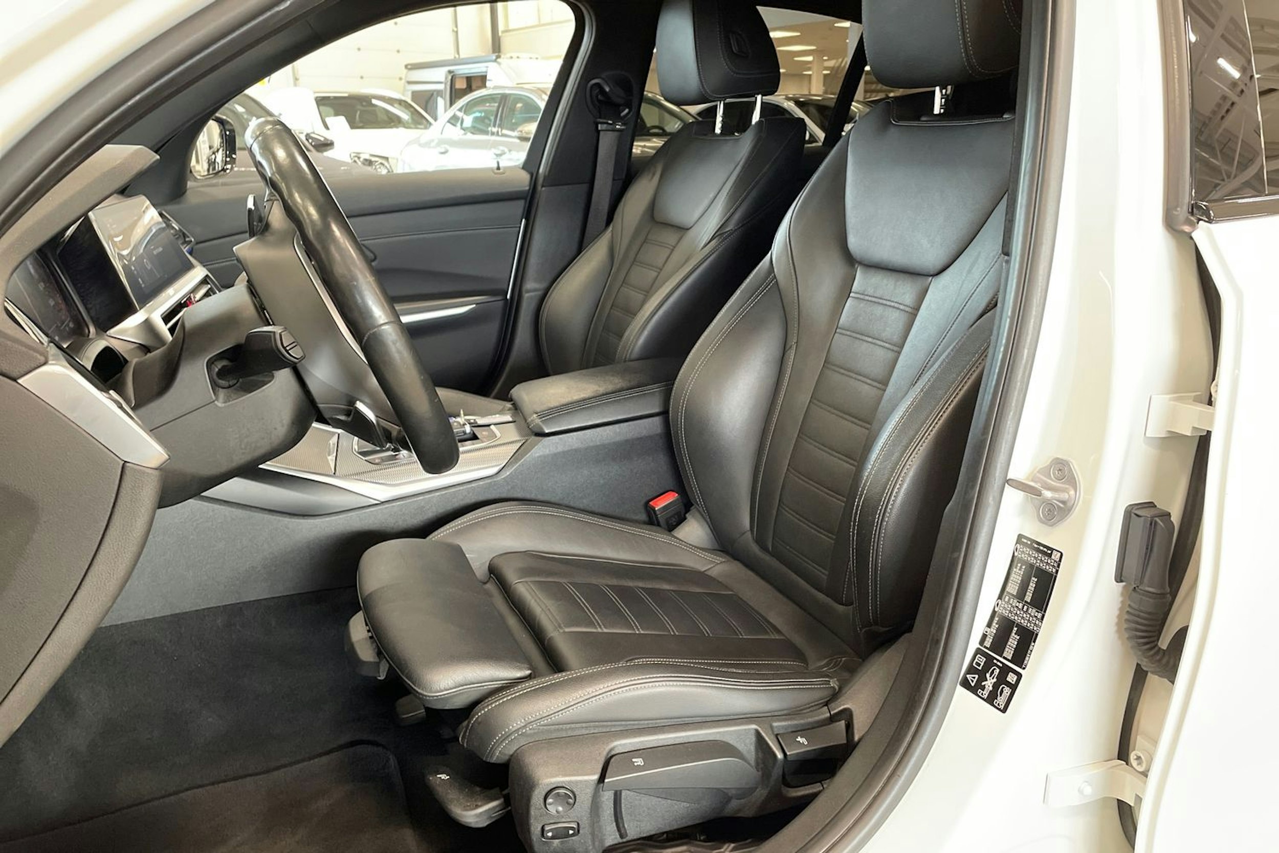 valkoinen BMW 320 2019 kuva 14.