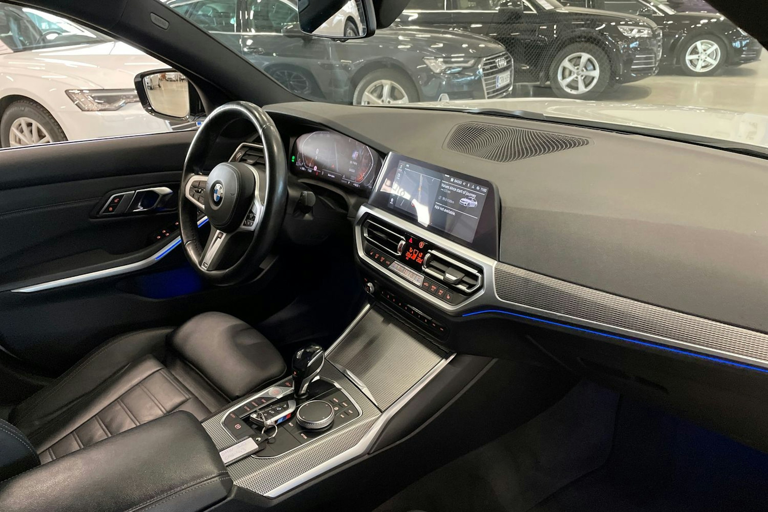 valkoinen BMW 320 2019 kuva 15.