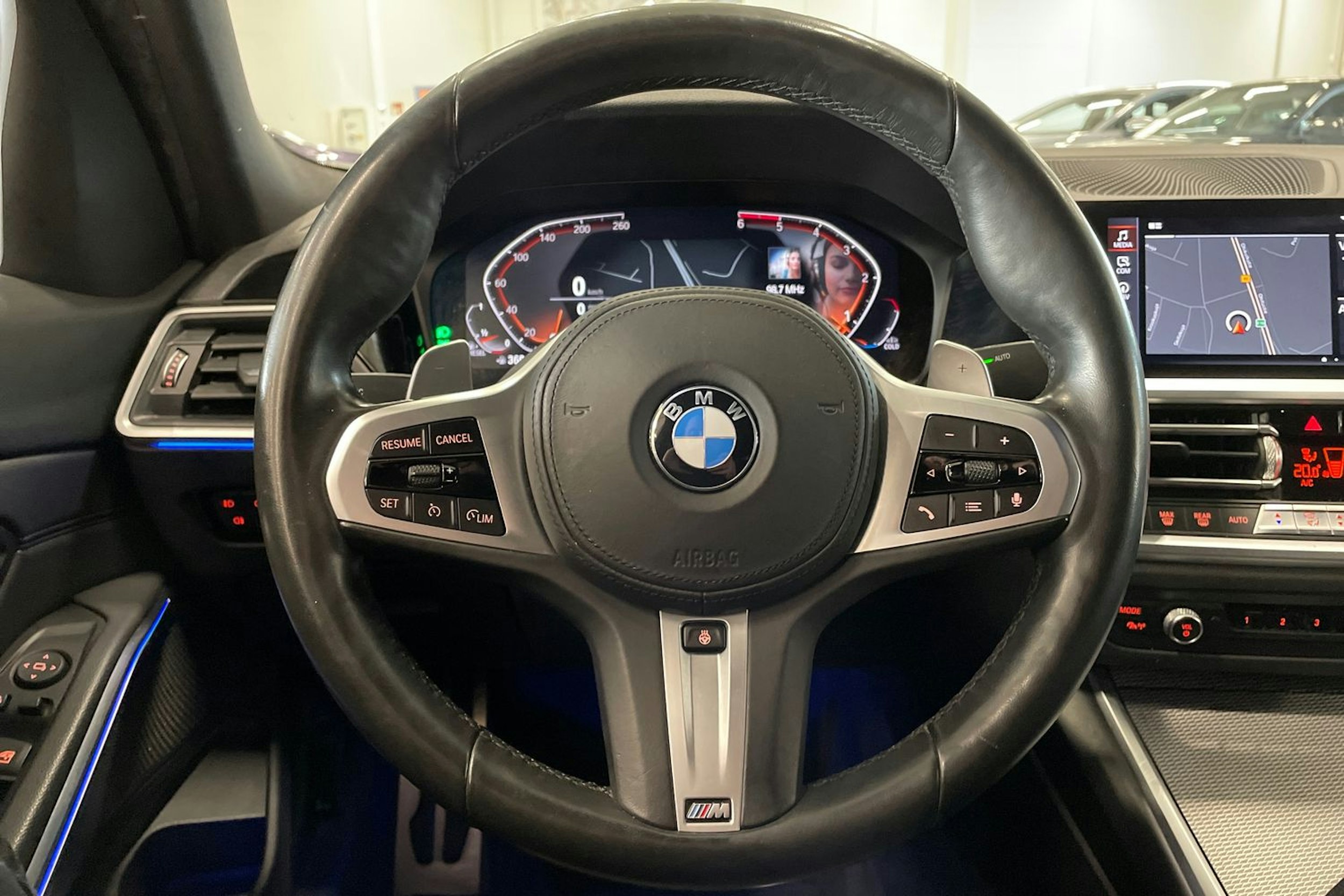 valkoinen BMW 320 2019 kuva 16.
