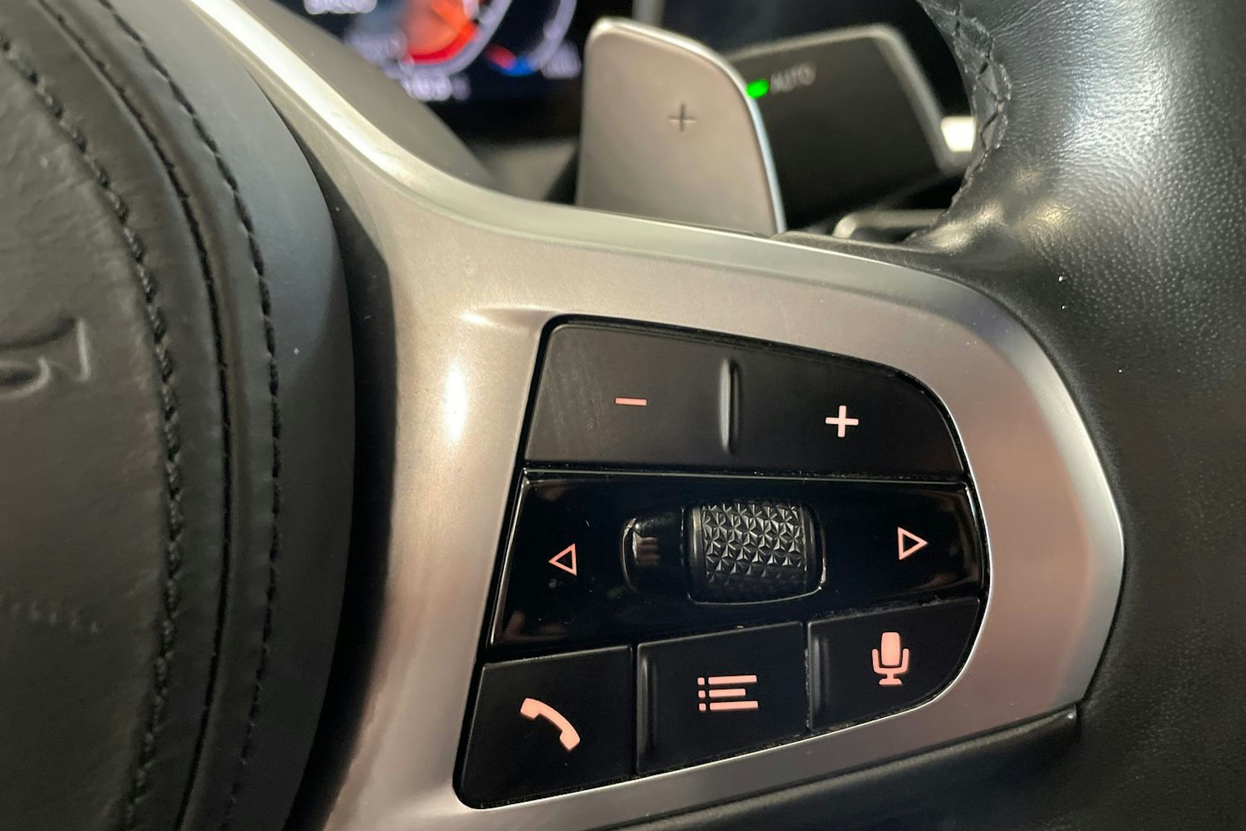 valkoinen BMW 320 2019 kuva 17.