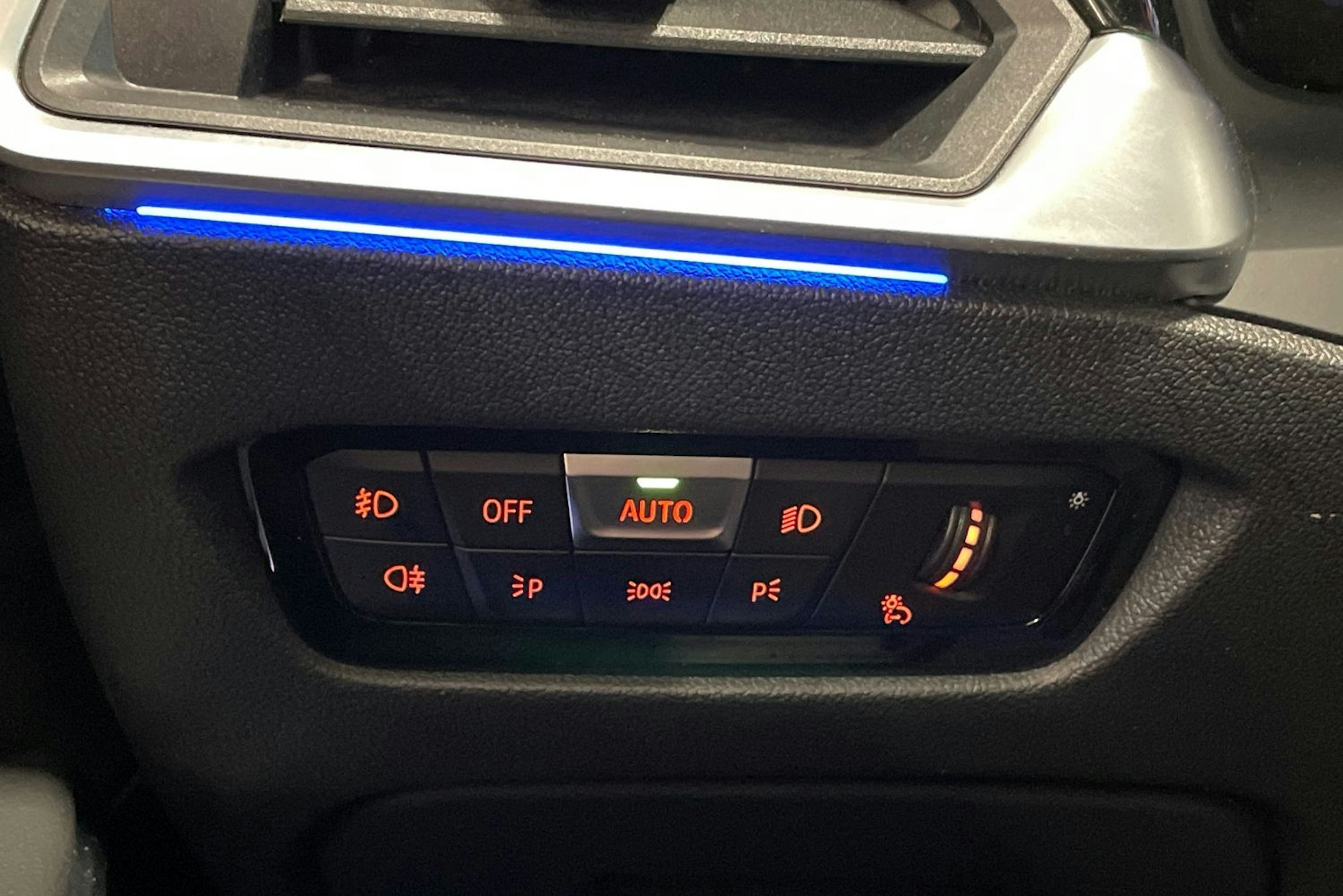 valkoinen BMW 320 2019 kuva 21.