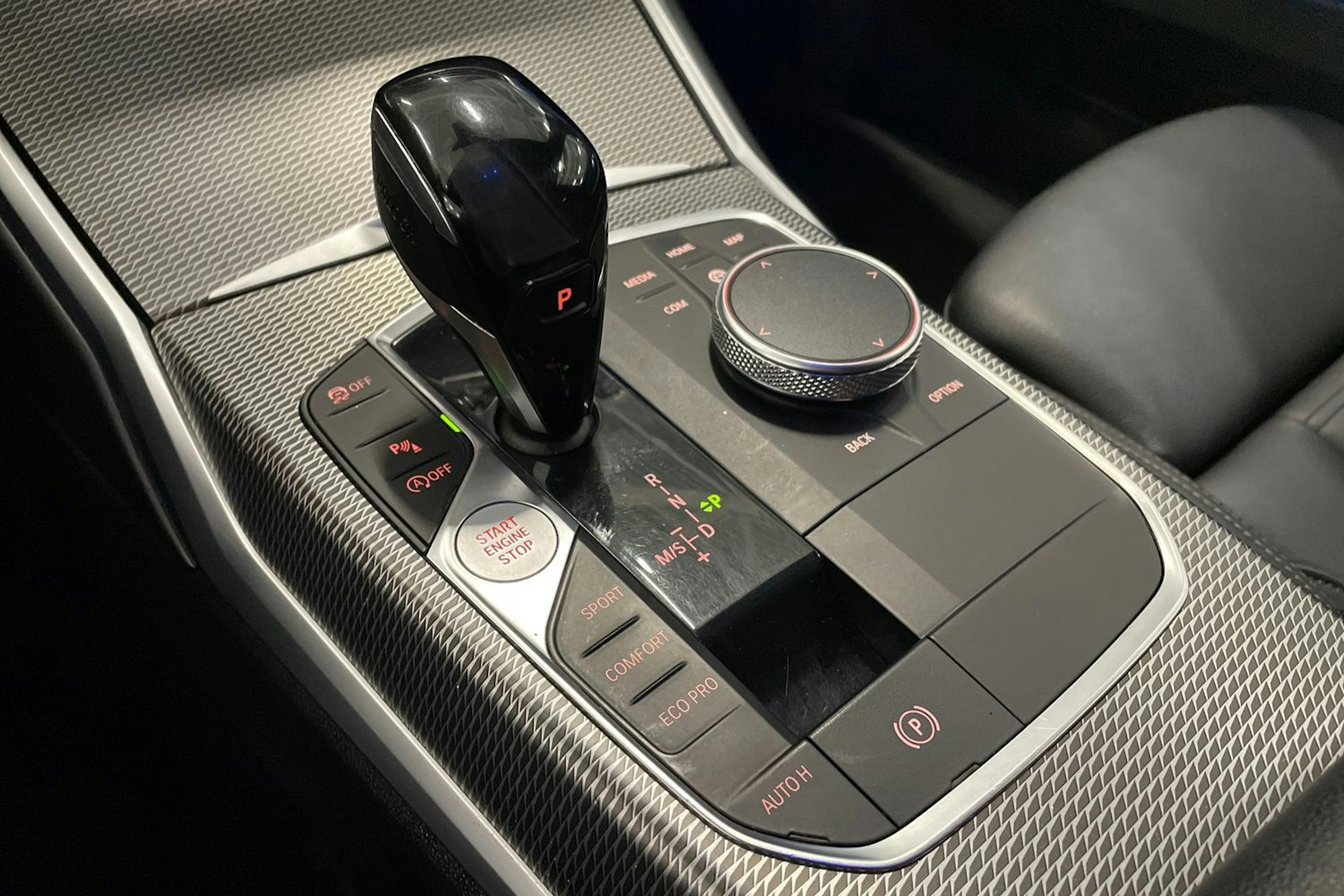 valkoinen BMW 320 2019 kuva 37.