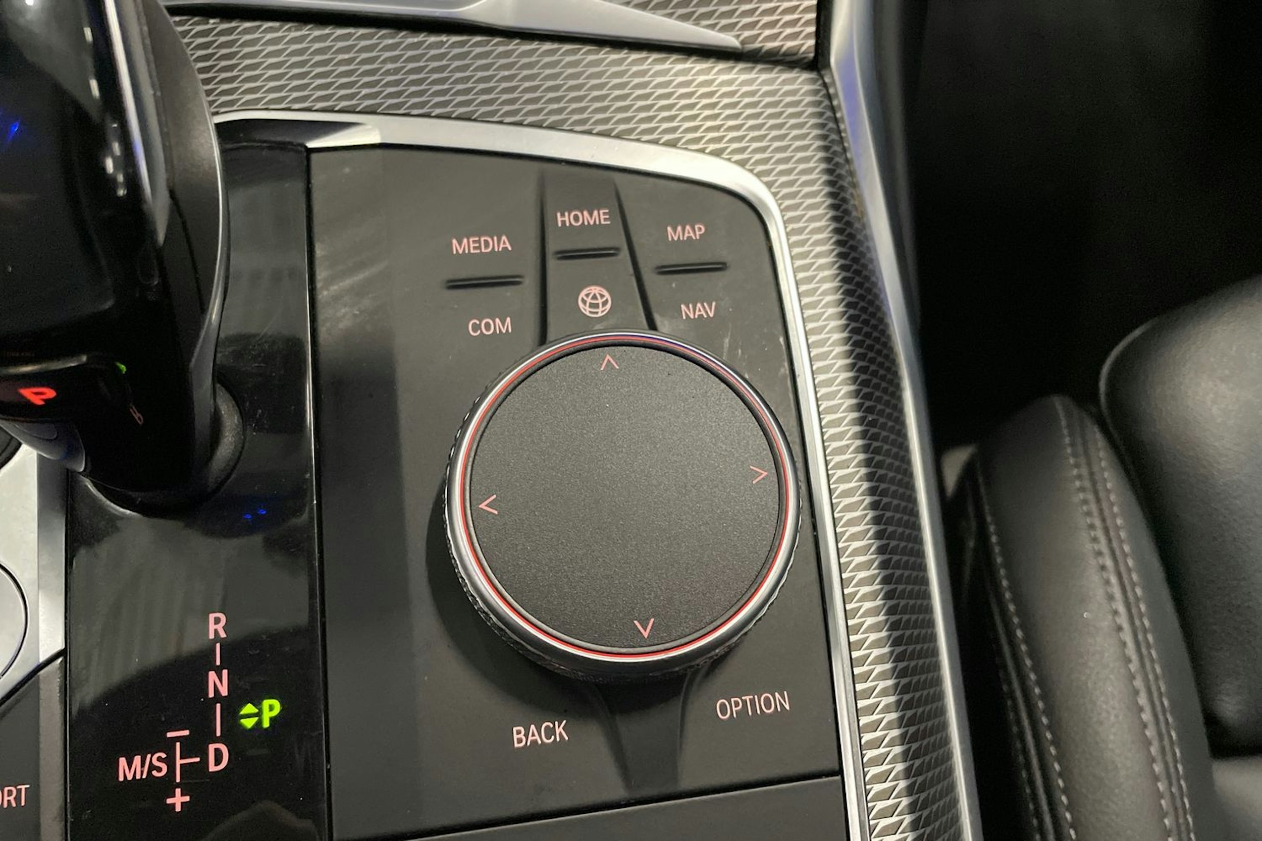 valkoinen BMW 320 2019 kuva 38.