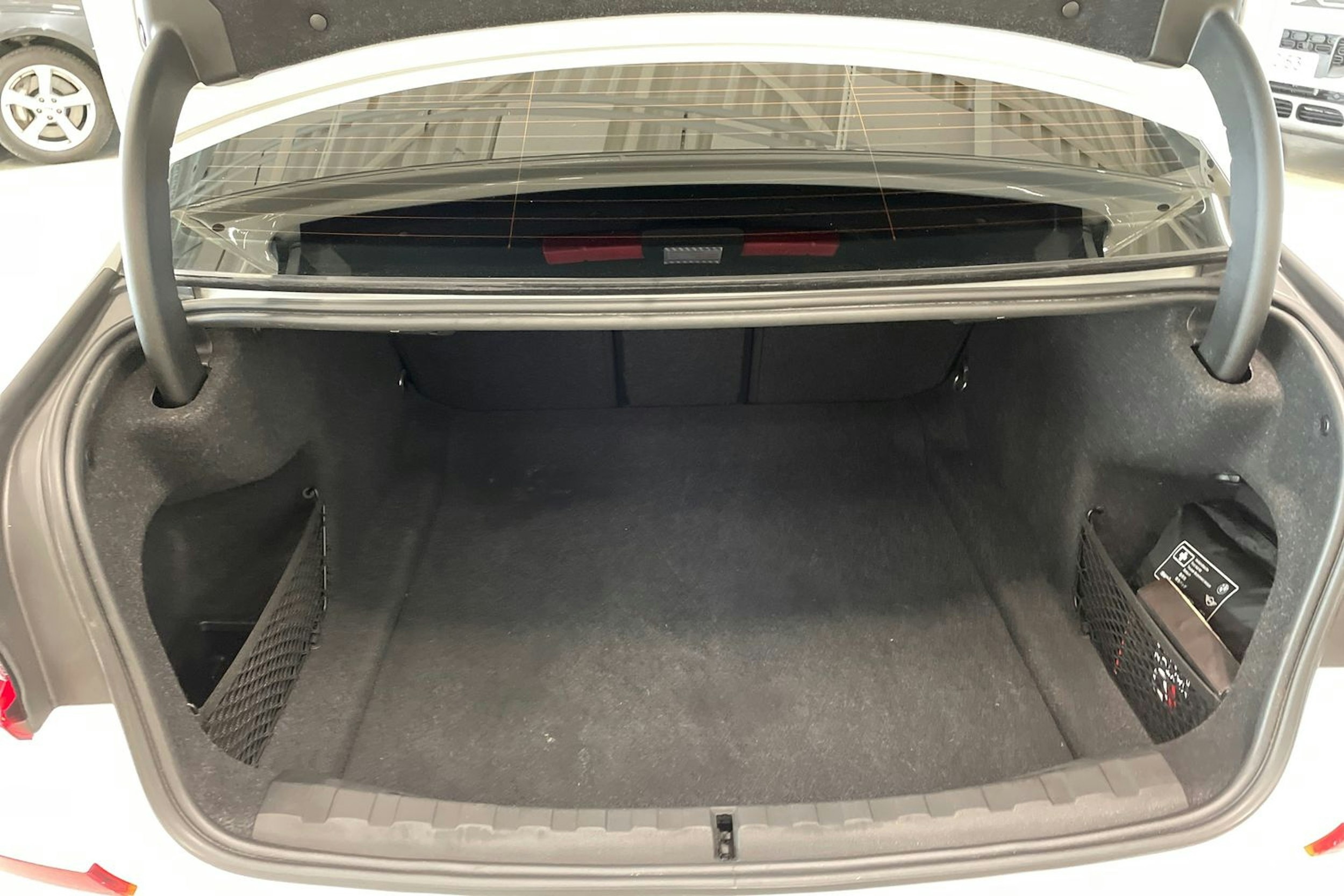 valkoinen BMW 320 2019 kuva 41.