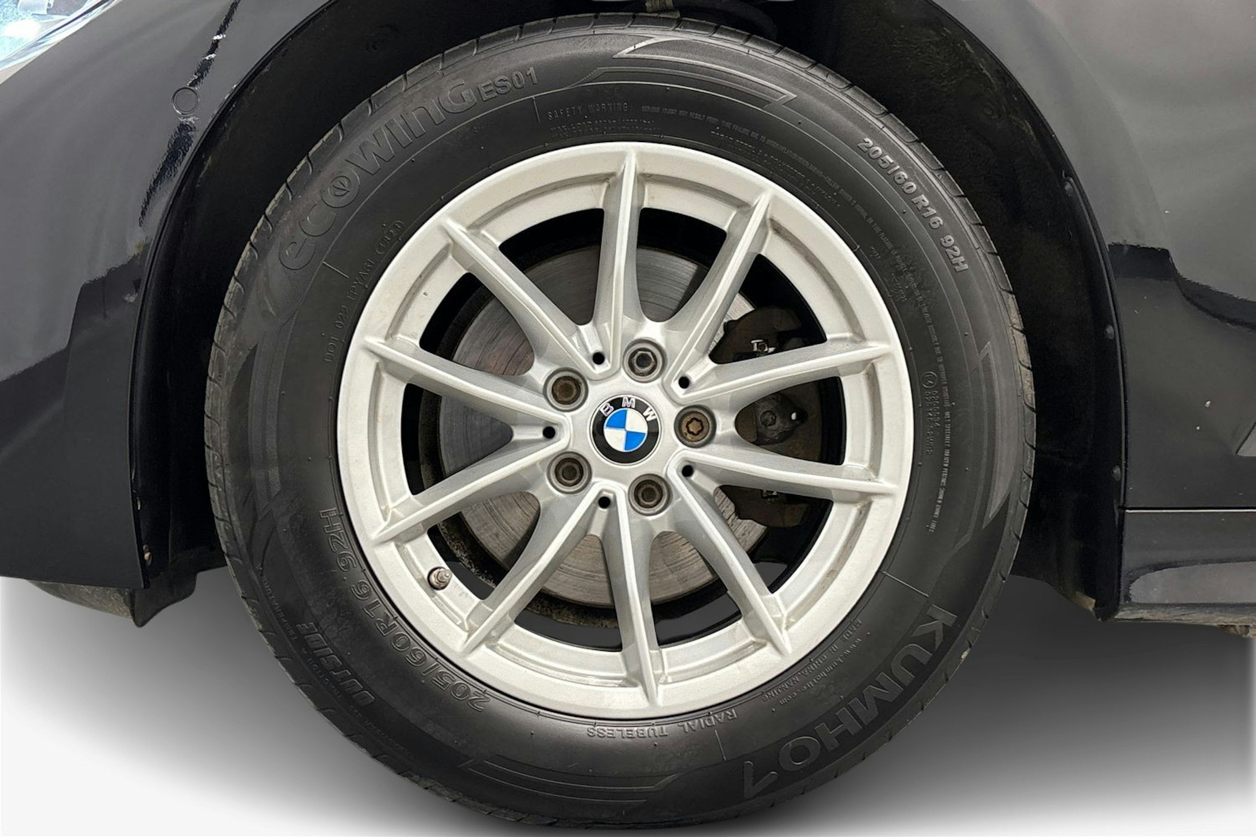 musta BMW 320 2019 kuva 11.