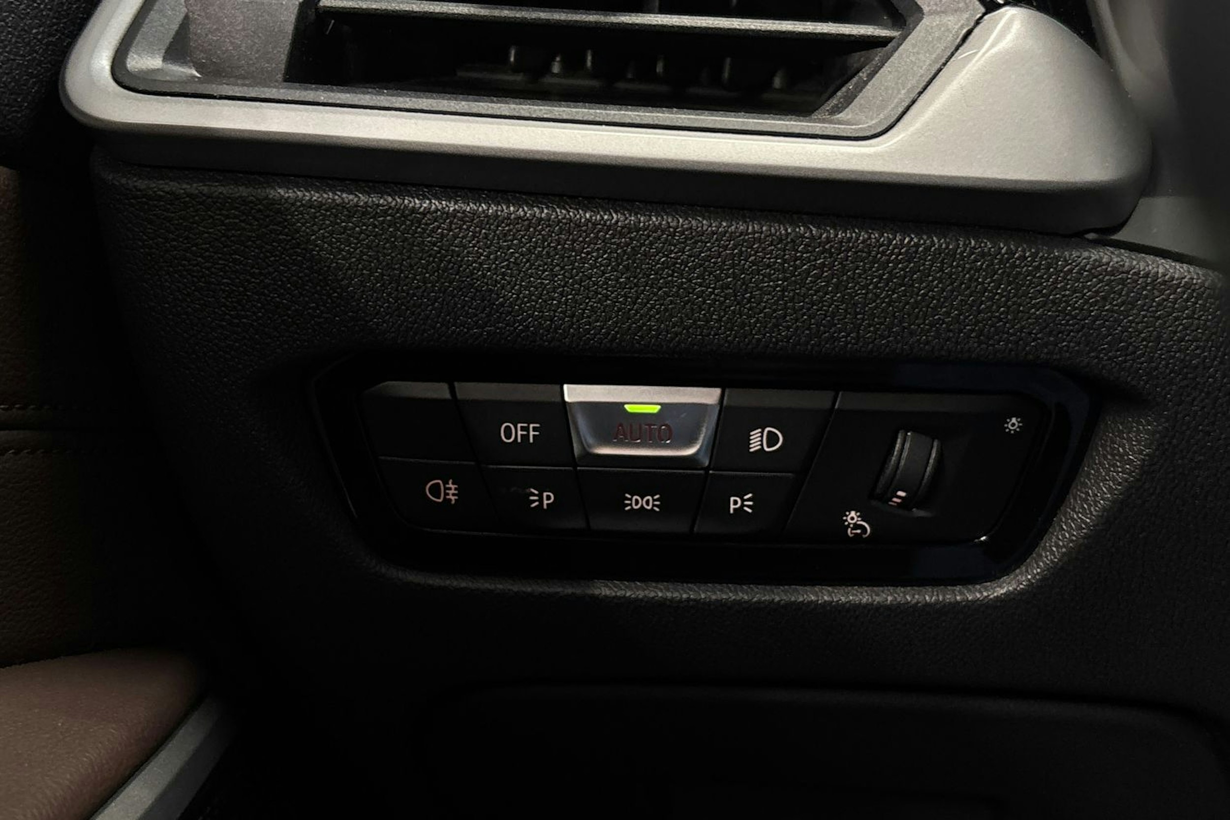 musta BMW 320 2019 kuva 21.