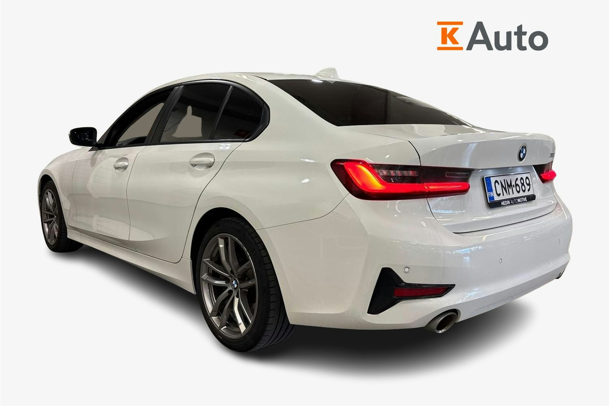 valkoinen BMW 320 2019 kuva 2.
