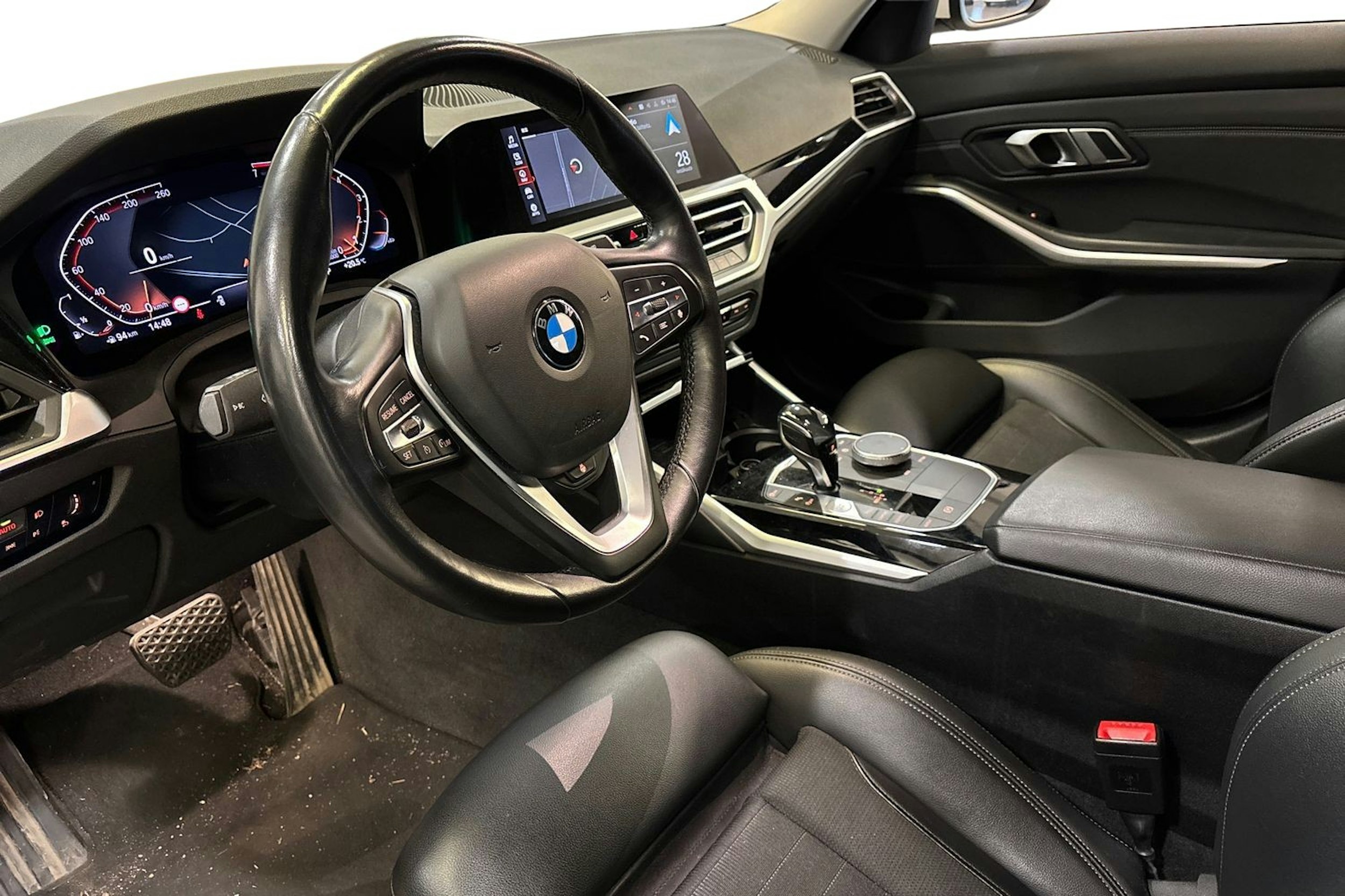 valkoinen BMW 320 2019 kuva 3.