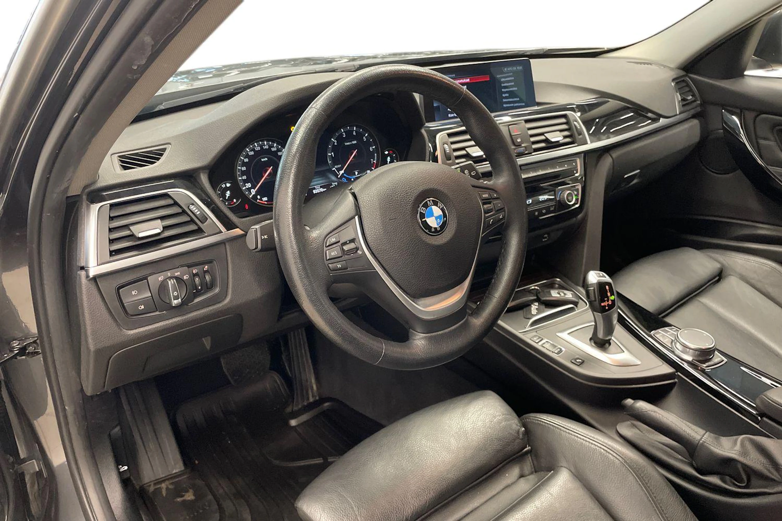 Harmaa BMW 320 2019 kuva 6.