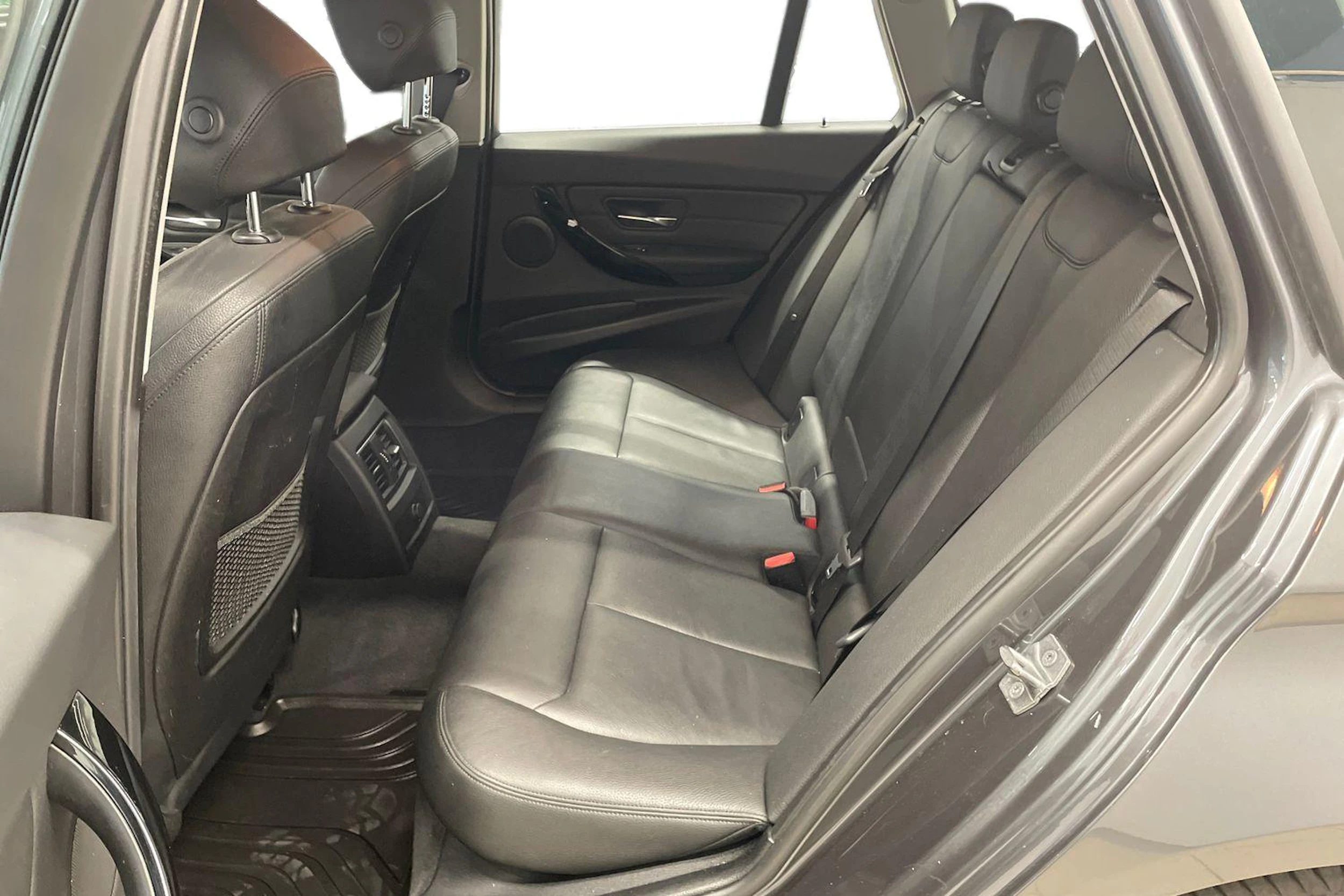 Harmaa BMW 320 2019 kuva 8.
