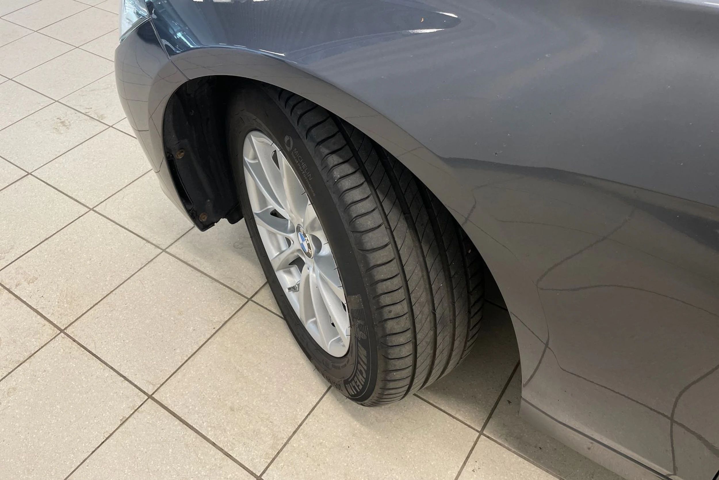 Harmaa BMW 320 2019 kuva 10.