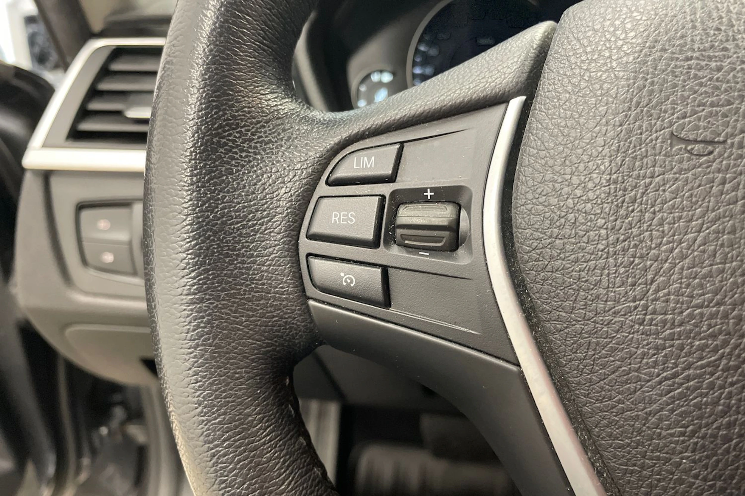 Harmaa BMW 320 2019 kuva 13.