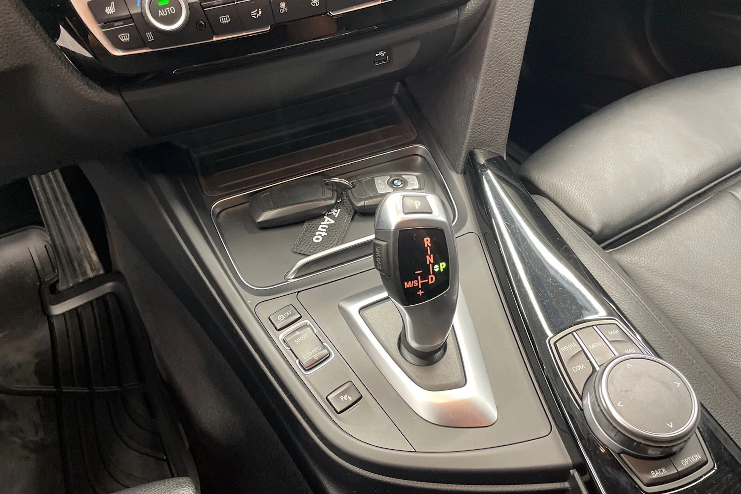 Harmaa BMW 320 2019 kuva 14.