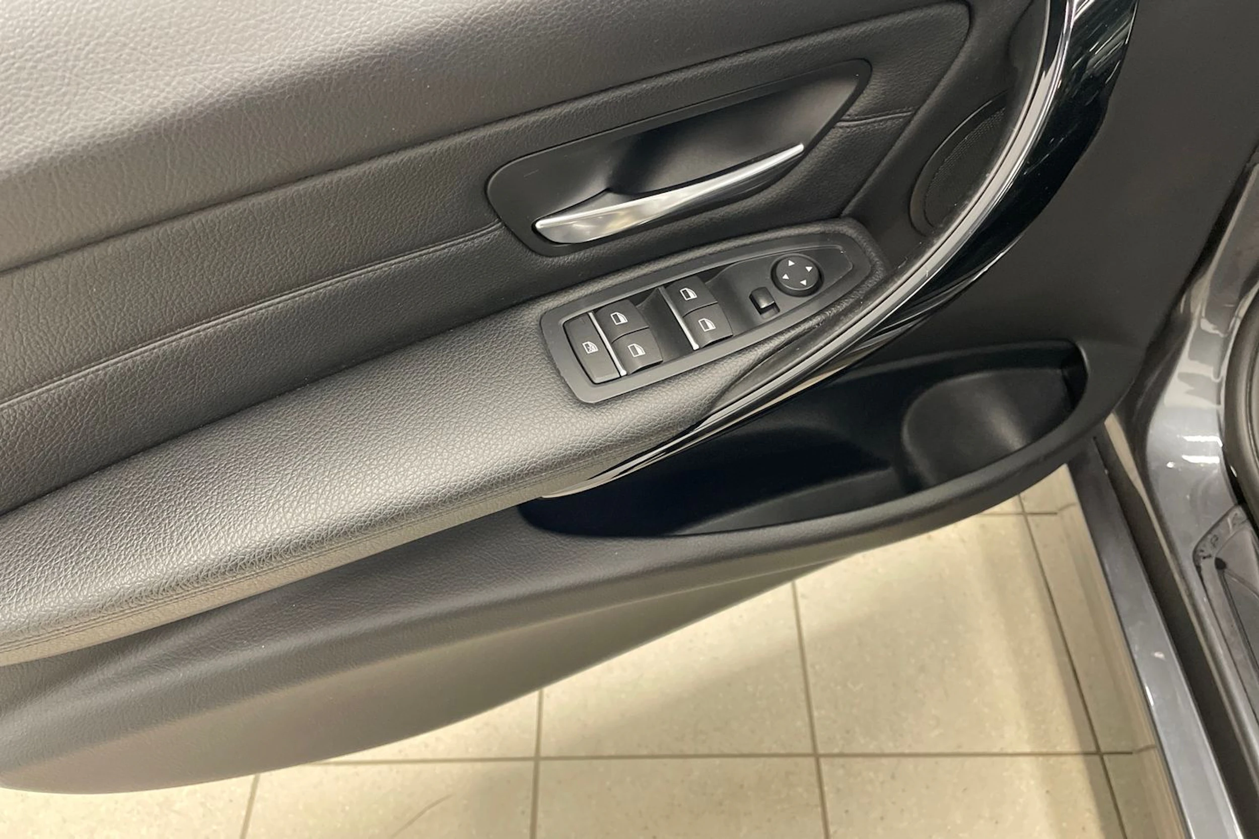Harmaa BMW 320 2019 kuva 16.