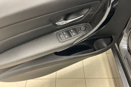 Harmaa BMW 320 2019 kuva 16.
