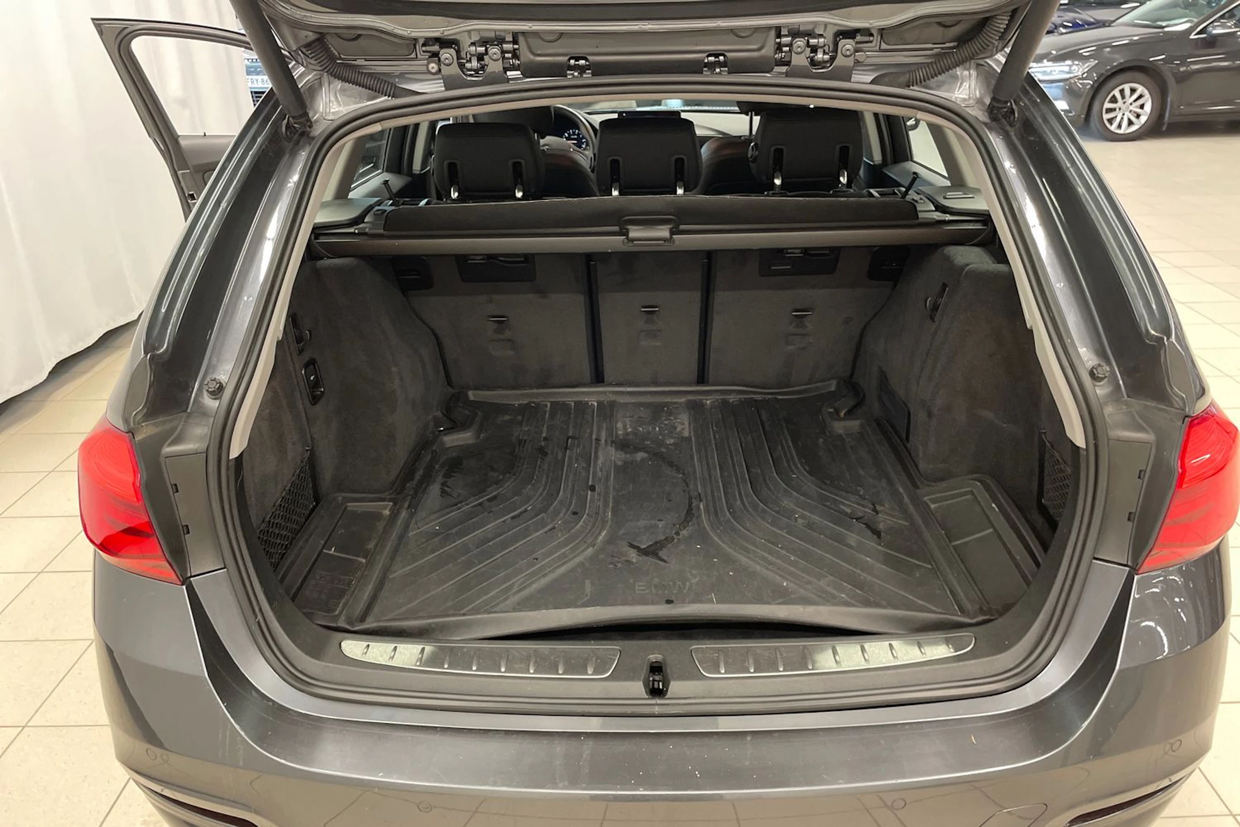 Harmaa BMW 320 2019 kuva 17.