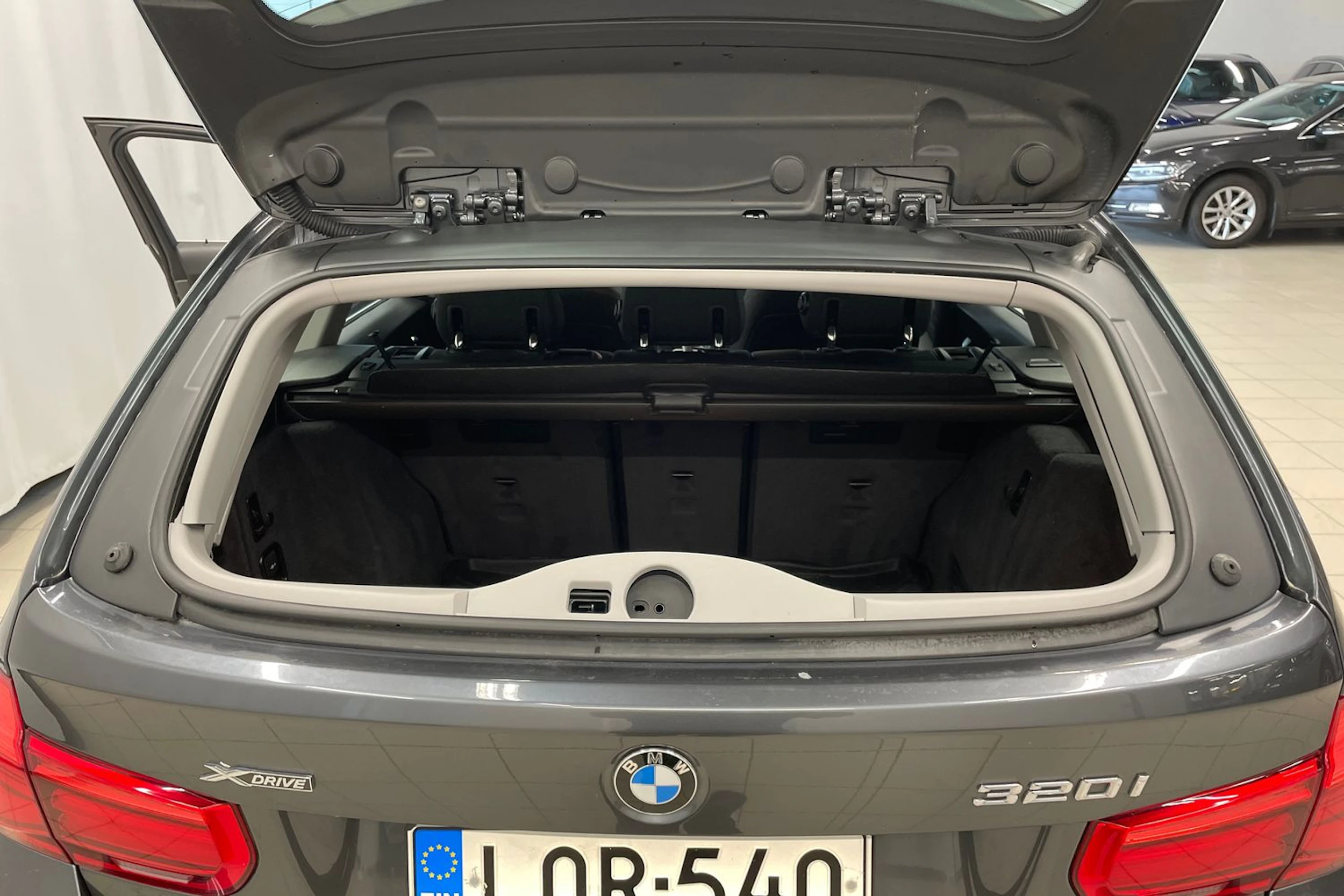 Harmaa BMW 320 2019 kuva 19.