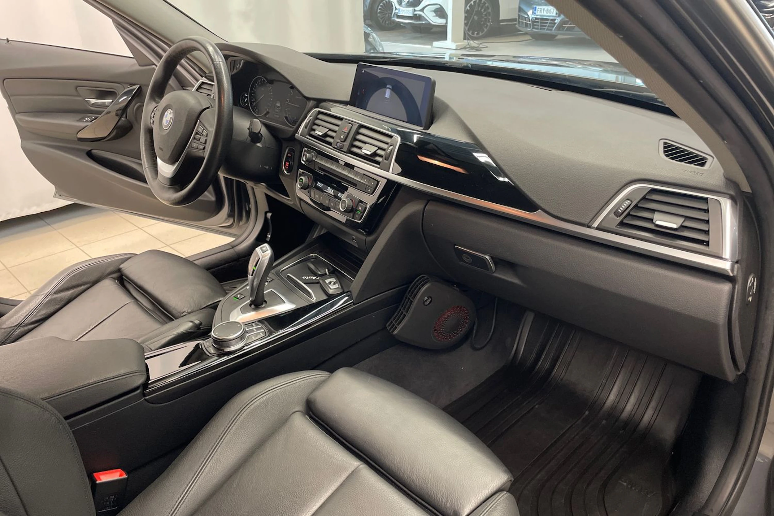 Harmaa BMW 320 2019 kuva 22.