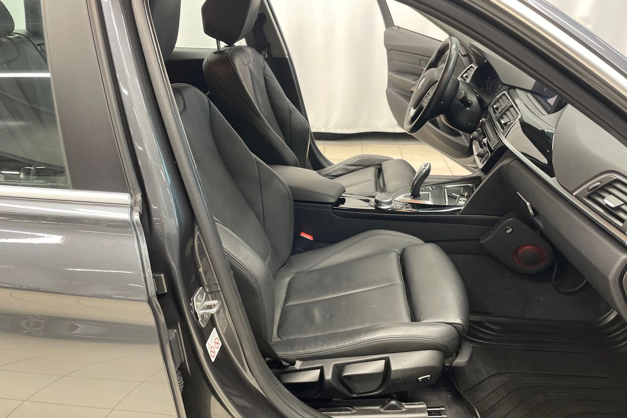 Harmaa BMW 320 2019 kuva 23.