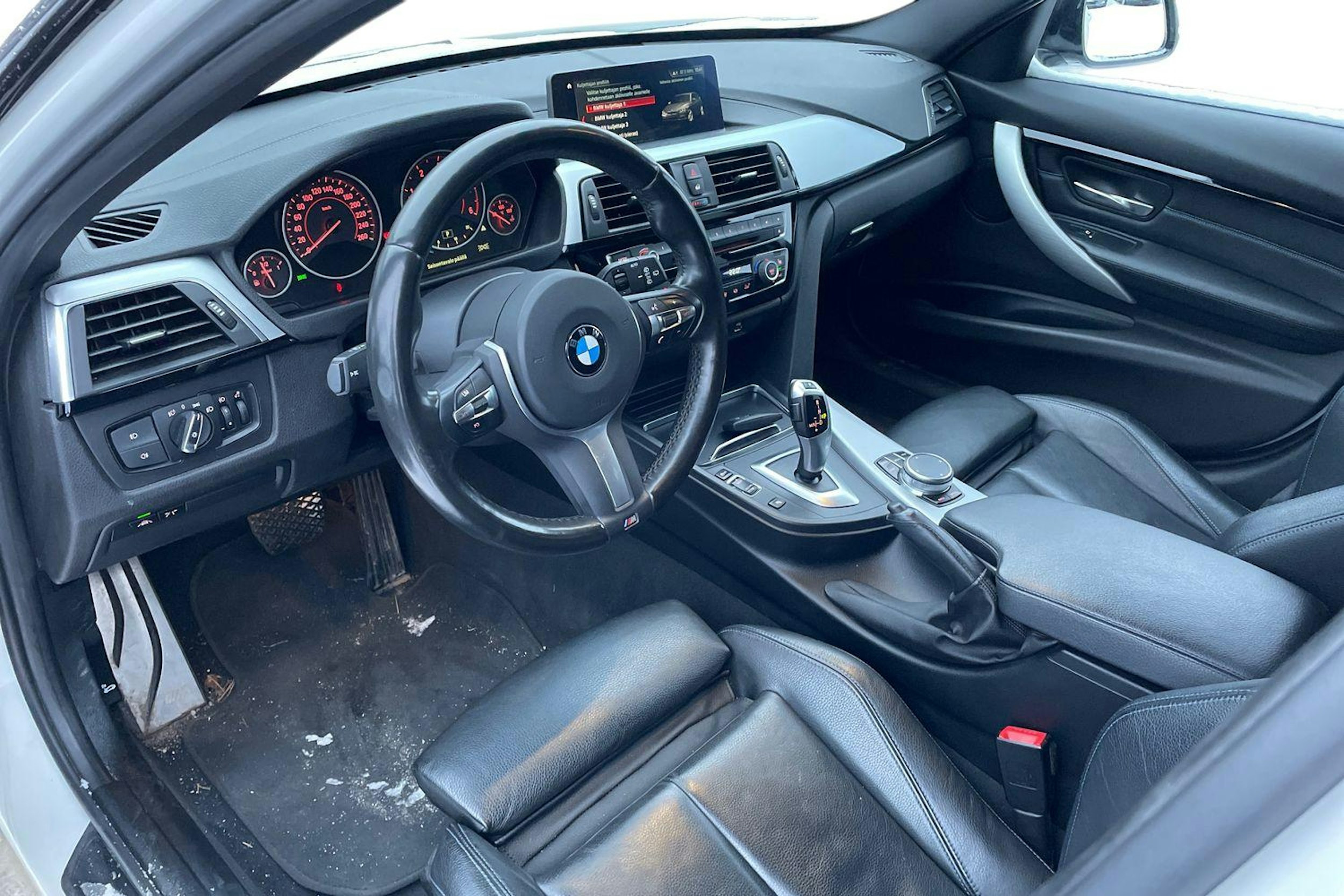 valkoinen BMW 320 2019 kuva 3.