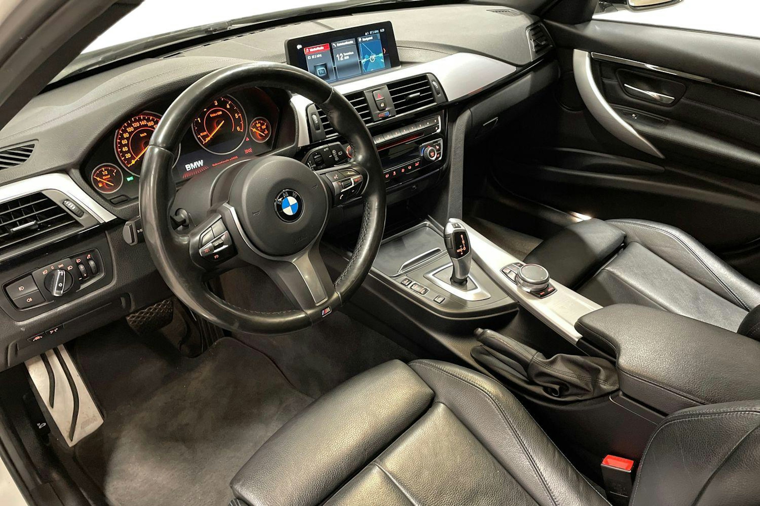 valkoinen BMW 320 2019 kuva 7.