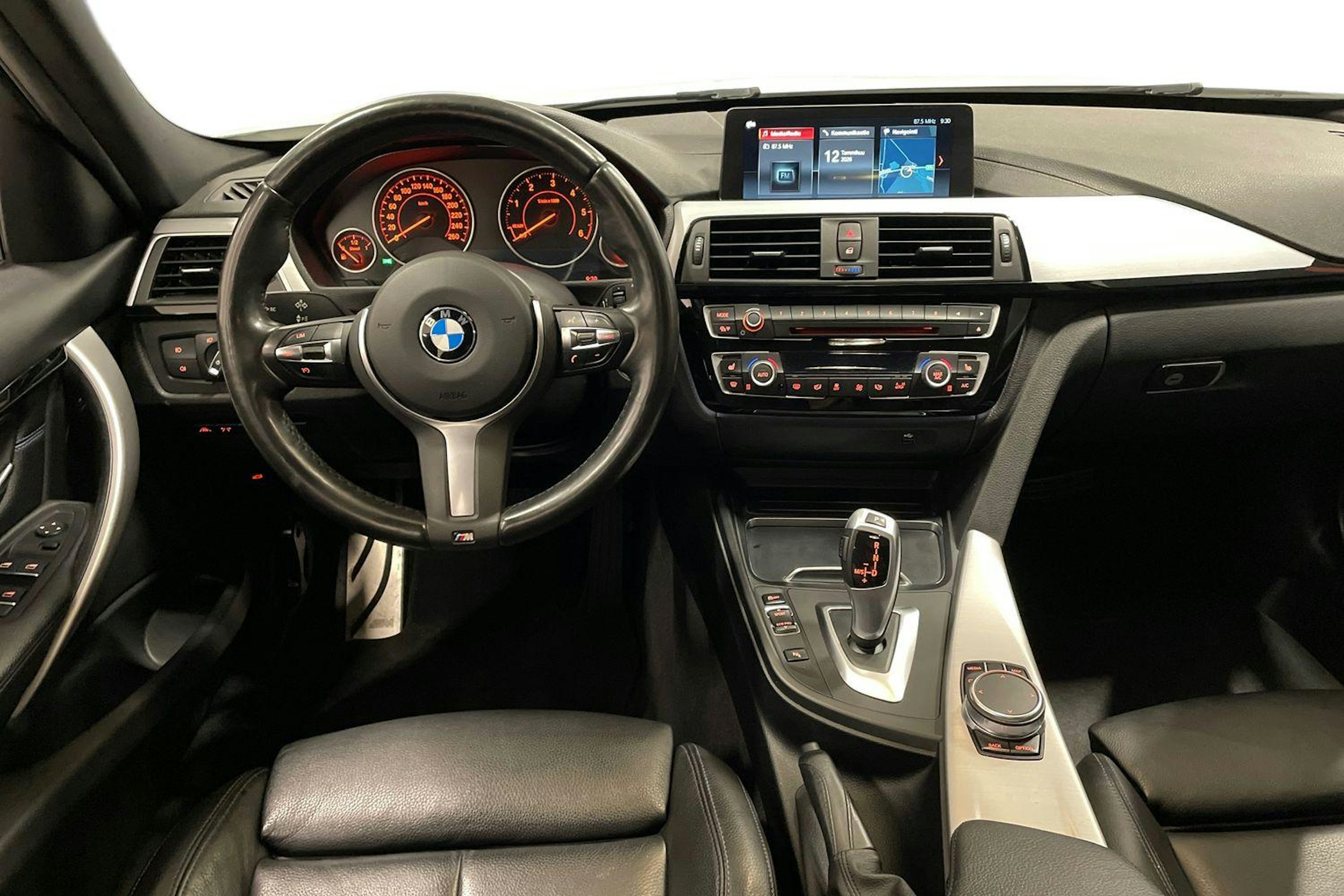 valkoinen BMW 320 2019 kuva 9.
