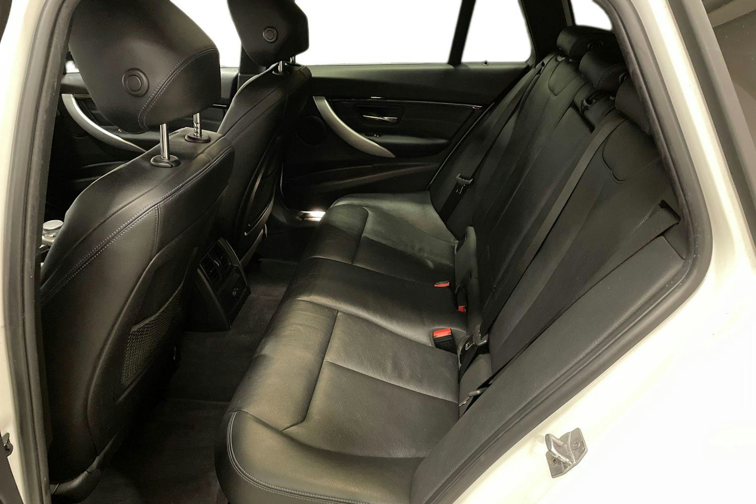 valkoinen BMW 320 2019 kuva 10.