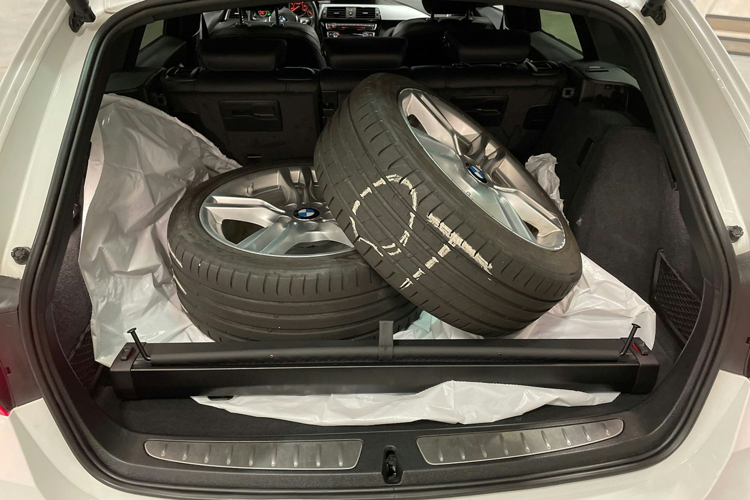 valkoinen BMW 320 2019 kuva 14.