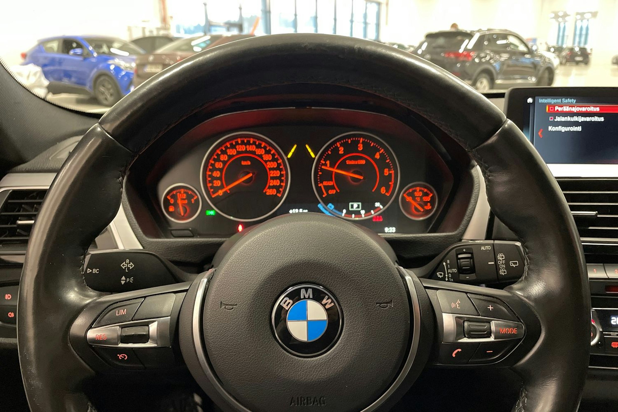 valkoinen BMW 320 2019 kuva 16.